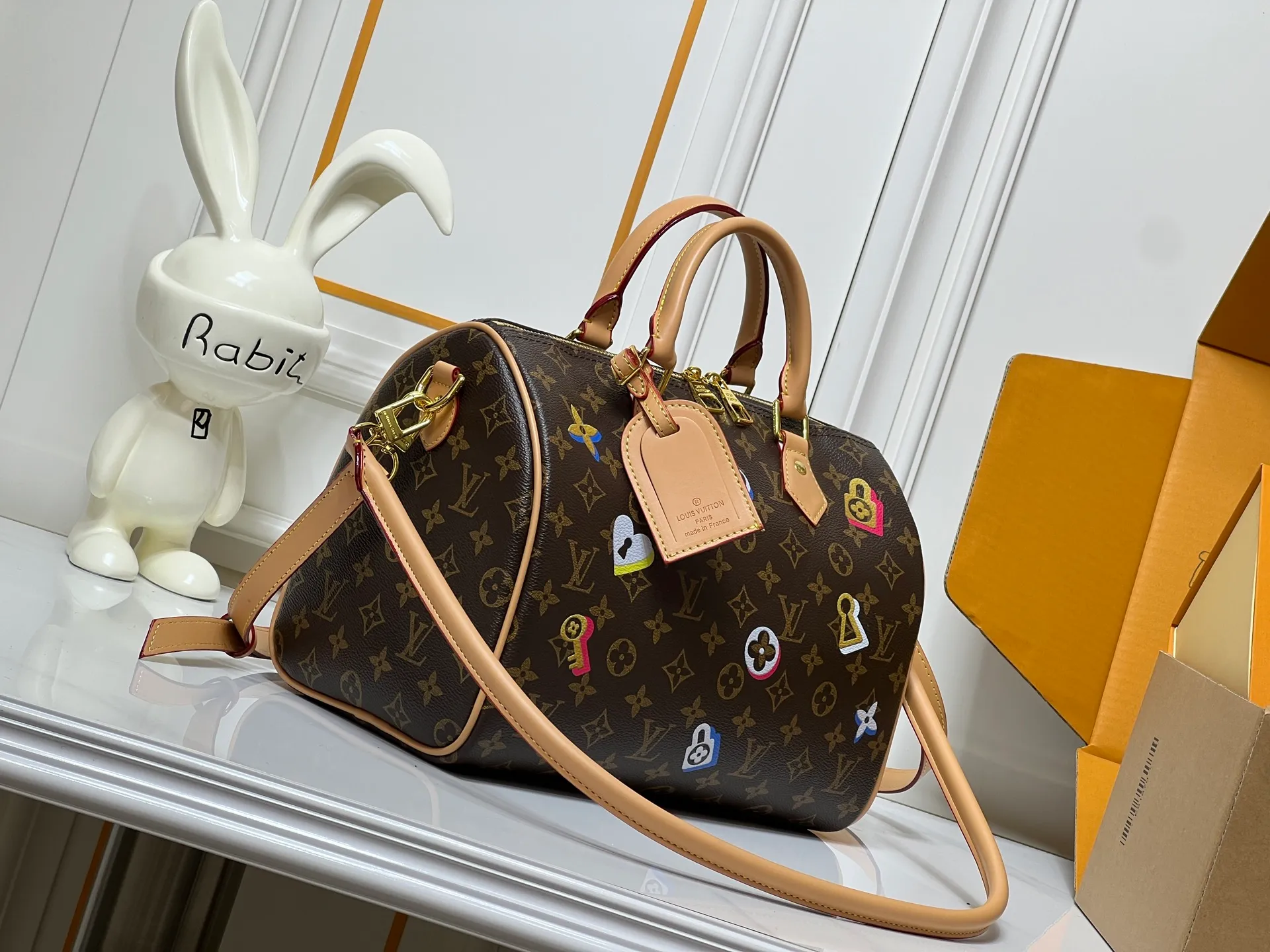 Batch 300💰M18076 M15159 M25766 M13344 Catwalk model This Speedy Soft 30 comes from the LV Travels With Grace Coddlington series. It is made of rich-toned cow leather with gold hardware and interesting embossed shapes. Removable name tag features Grace Coddington's handwriting. Size: 30X21X17 cm