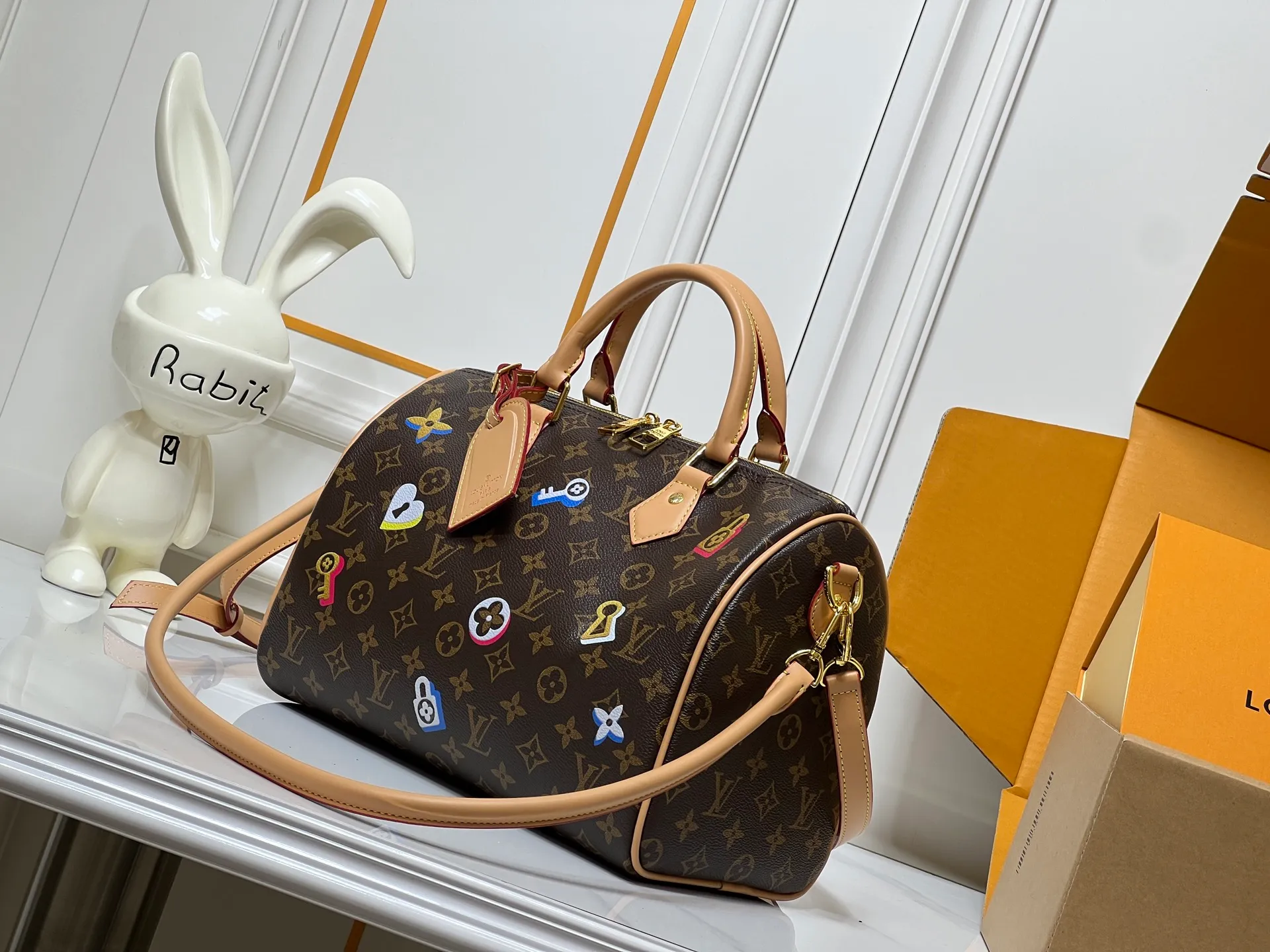 Batch 300💰M18076 M15159 M25766 M13344 Catwalk model This Speedy Soft 30 comes from the LV Travels With Grace Coddlington series. It is made of rich-toned cow leather with gold hardware and interesting embossed shapes. Removable name tag features Grace Coddington's handwriting. Size: 30X21X17 cm