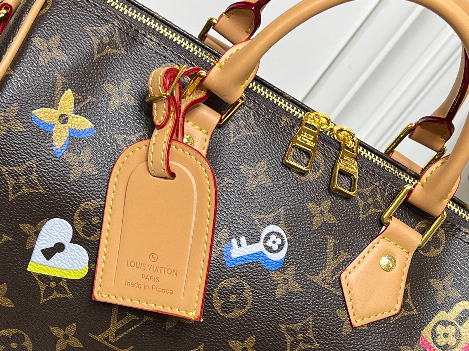 Batch 300💰M18076 M15159 M25766 M13344 Catwalk model This Speedy Soft 30 comes from the LV Travels With Grace Coddlington series. It is made of rich-toned cow leather with gold hardware and interesting embossed shapes. Removable name tag features Grace Coddington's handwriting. Size: 30X21X17 cm