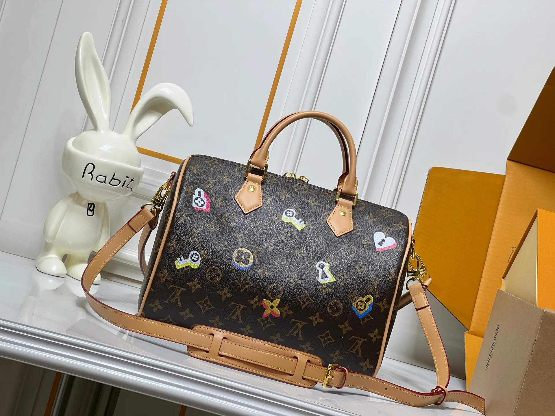 Batch 300💰M18076 M15159 M25766 M13344 Catwalk model This Speedy Soft 30 comes from the LV Travels With Grace Coddlington series. It is made of rich-toned cow leather with gold hardware and interesting embossed shapes. Removable name tag features Grace Coddington's handwriting. Size: 30X21X17 cm