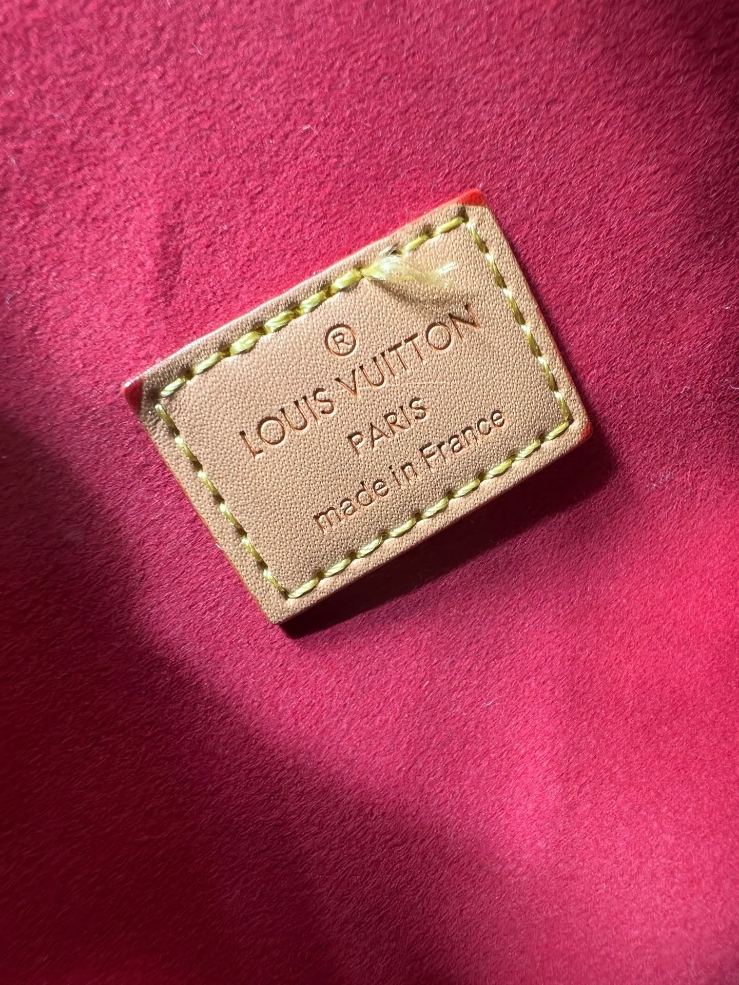 Batch 300💰M18076 M15159 M25766 M13344 Catwalk model This Speedy Soft 30 comes from the LV Travels With Grace Coddlington series. It is made of rich-toned cow leather with gold hardware and interesting embossed shapes. Removable name tag features Grace Coddington's handwriting. Size: 30X21X17 cm