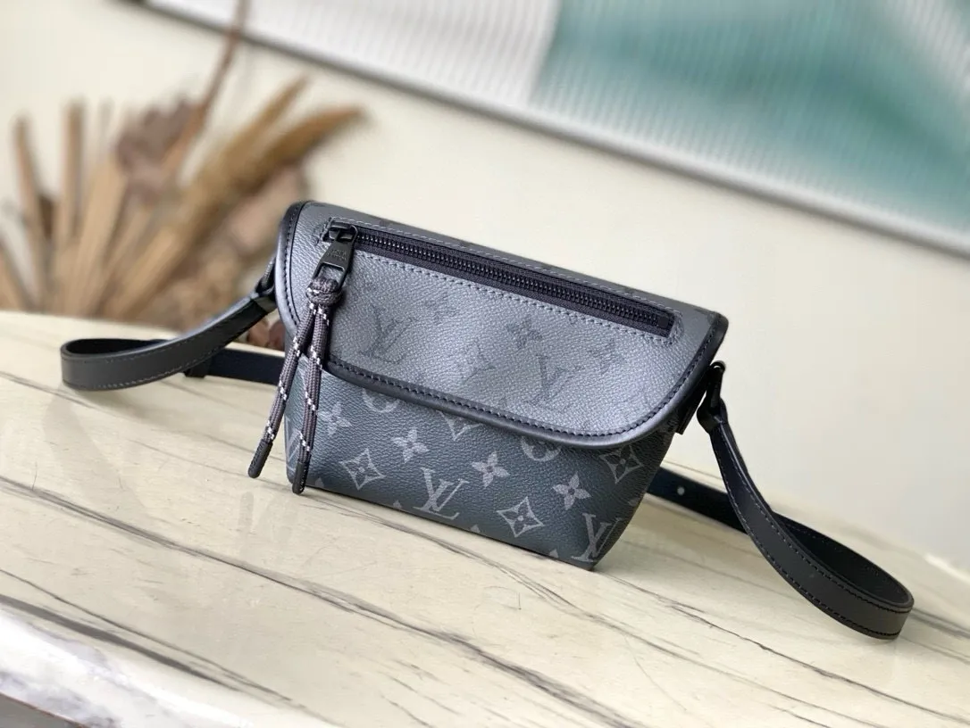 💰780 Top Original Order M12806 This Pulse mini handbag is made of Monogram Eclipse coated canvas, conveying modern style with simple lines and sporty elements. Its compact construction houses the main compartment and a zipped pocket on the flap with a corded zipper pull. Dimensions: 22.5 × 16 × 5 cm