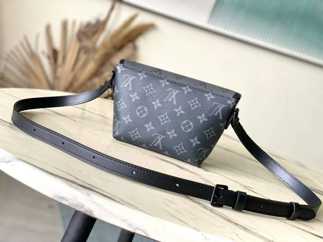 💰780 Top Original Order M12806 This Pulse mini handbag is made of Monogram Eclipse coated canvas, conveying modern style with simple lines and sporty elements. Its compact construction houses the main compartment and a zipped pocket on the flap with a corded zipper pull. Dimensions: 22.5 × 16 × 5 cm
