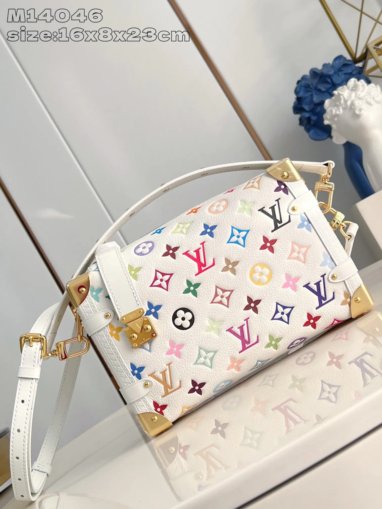 💰1300 (first-grain leather) top original order M14046] This medium-sized Side Trunk handbag uses a humorous Monogram pattern to express the smart style of the Louis Vuitton x Murakami reissue series. It is made of soft cow leather with reinforced metal corners and the iconic S-lock lock, which can easily accommodate daily needs. The square shape is a nod to the brand's classic luggage, and the removable studded handle and shoulder strap allow for flexible carrying. 16 x 8.5 x 23.5 cm (height x width x length)