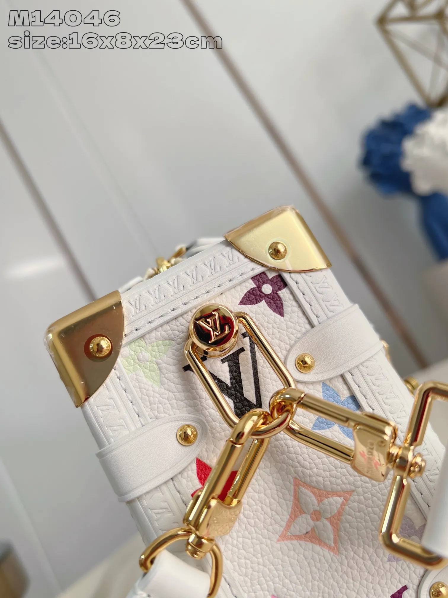 💰1300 (first-grain leather) top original order M14046] This medium-sized Side Trunk handbag uses a humorous Monogram pattern to express the smart style of the Louis Vuitton x Murakami reissue series. It is made of soft cow leather with reinforced metal corners and the iconic S-lock lock, which can easily accommodate daily needs. The square shape is a nod to the brand's classic luggage, and the removable studded handle and shoulder strap allow for flexible carrying. 16 x 8.5 x 23.5 cm (height x width x length)