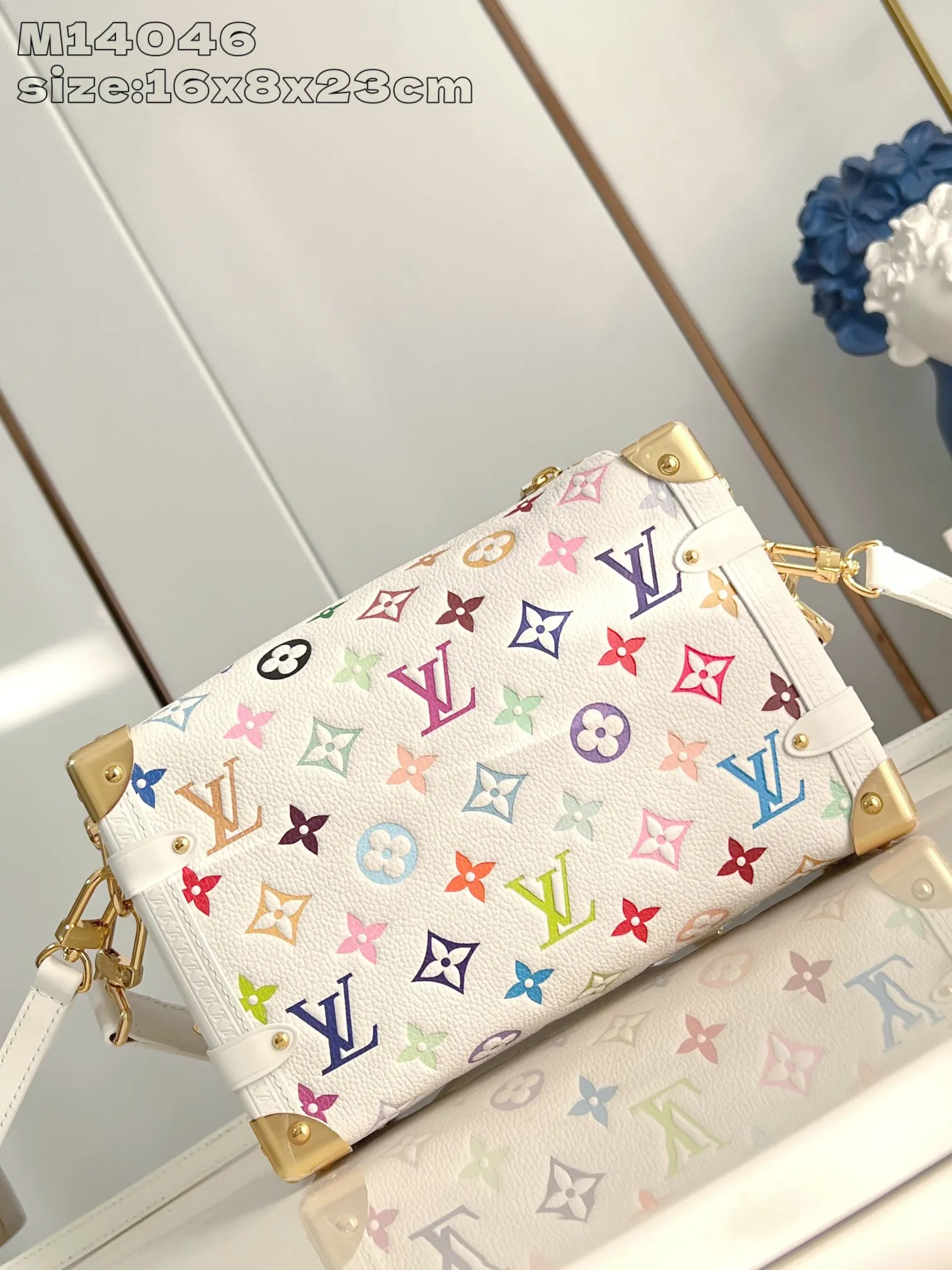 💰1300 (first-grain leather) top original order M14046] This medium-sized Side Trunk handbag uses a humorous Monogram pattern to express the smart style of the Louis Vuitton x Murakami reissue series. It is made of soft cow leather with reinforced metal corners and the iconic S-lock lock, which can easily accommodate daily needs. The square shape is a nod to the brand's classic luggage, and the removable studded handle and shoulder strap allow for flexible carrying. 16 x 8.5 x 23.5 cm (height x width x length)