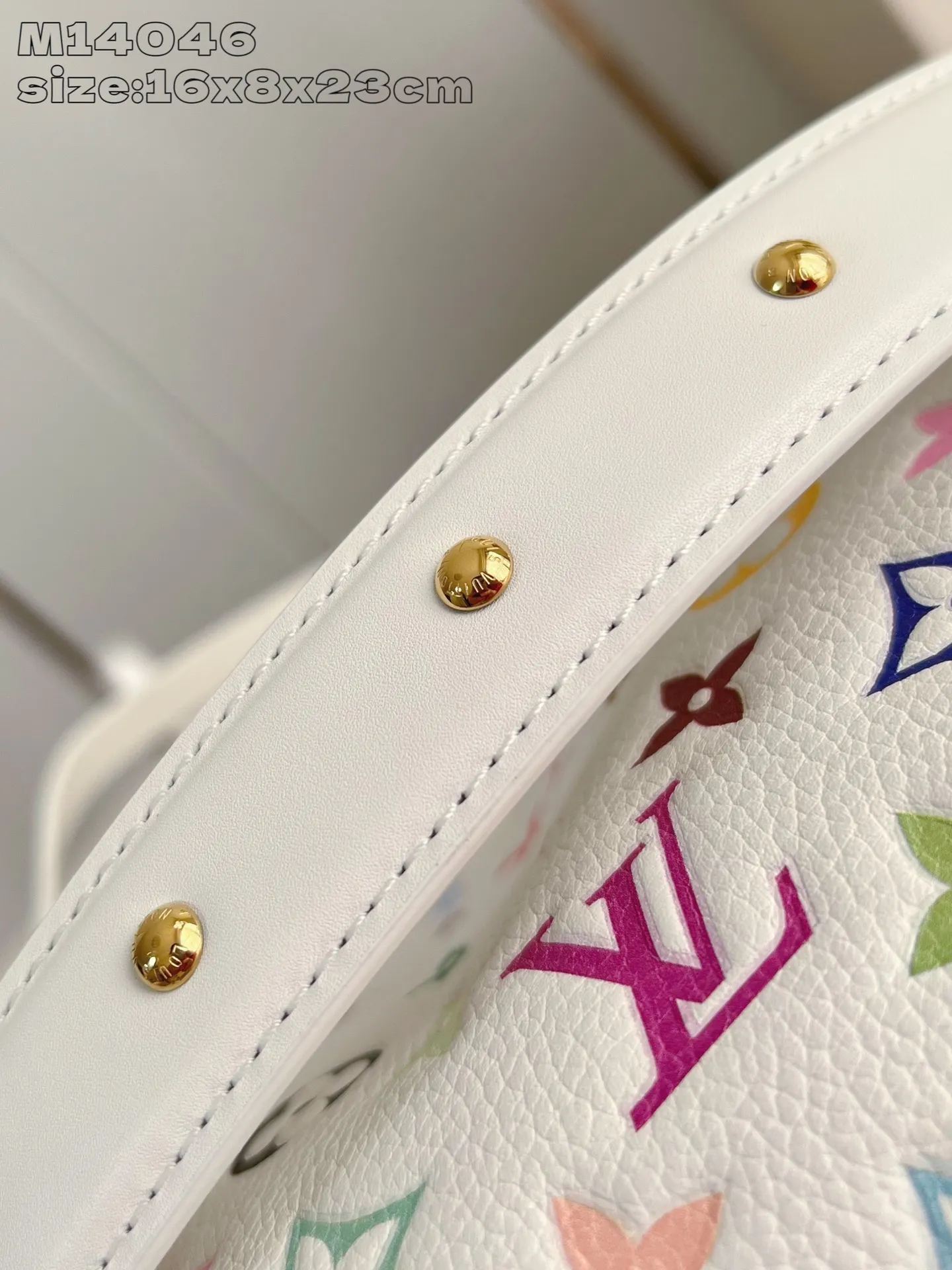 💰1300 (first-grain leather) top original order M14046] This medium-sized Side Trunk handbag uses a humorous Monogram pattern to express the smart style of the Louis Vuitton x Murakami reissue series. It is made of soft cow leather with reinforced metal corners and the iconic S-lock lock, which can easily accommodate daily needs. The square shape is a nod to the brand's classic luggage, and the removable studded handle and shoulder strap allow for flexible carrying. 16 x 8.5 x 23.5 cm (height x width x length)
