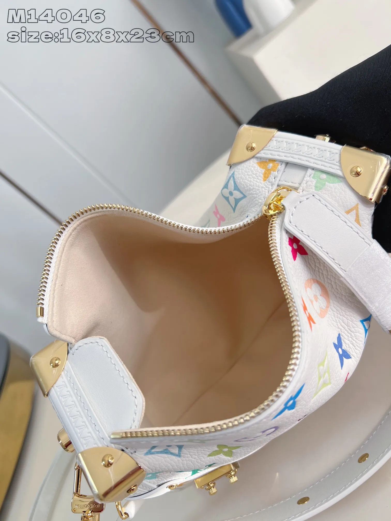 💰1300 (first-grain leather) top original order M14046] This medium-sized Side Trunk handbag uses a humorous Monogram pattern to express the smart style of the Louis Vuitton x Murakami reissue series. It is made of soft cow leather with reinforced metal corners and the iconic S-lock lock, which can easily accommodate daily needs. The square shape is a nod to the brand's classic luggage, and the removable studded handle and shoulder strap allow for flexible carrying. 16 x 8.5 x 23.5 cm (height x width x length)