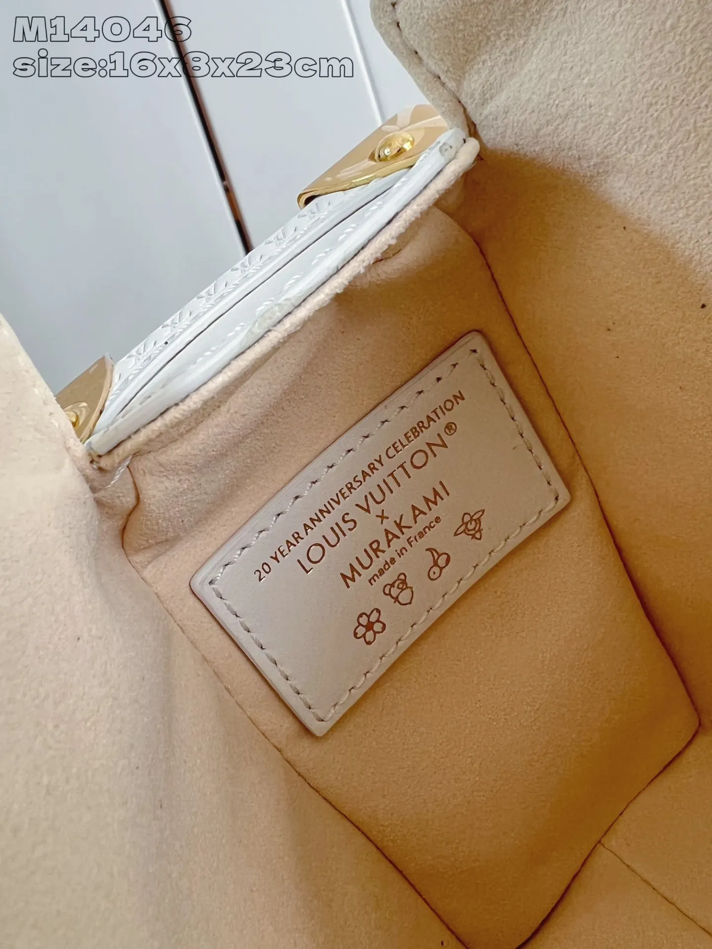 💰1300 (first-grain leather) top original order M14046] This medium-sized Side Trunk handbag uses a humorous Monogram pattern to express the smart style of the Louis Vuitton x Murakami reissue series. It is made of soft cow leather with reinforced metal corners and the iconic S-lock lock, which can easily accommodate daily needs. The square shape is a nod to the brand's classic luggage, and the removable studded handle and shoulder strap allow for flexible carrying. 16 x 8.5 x 23.5 cm (height x width x length)
