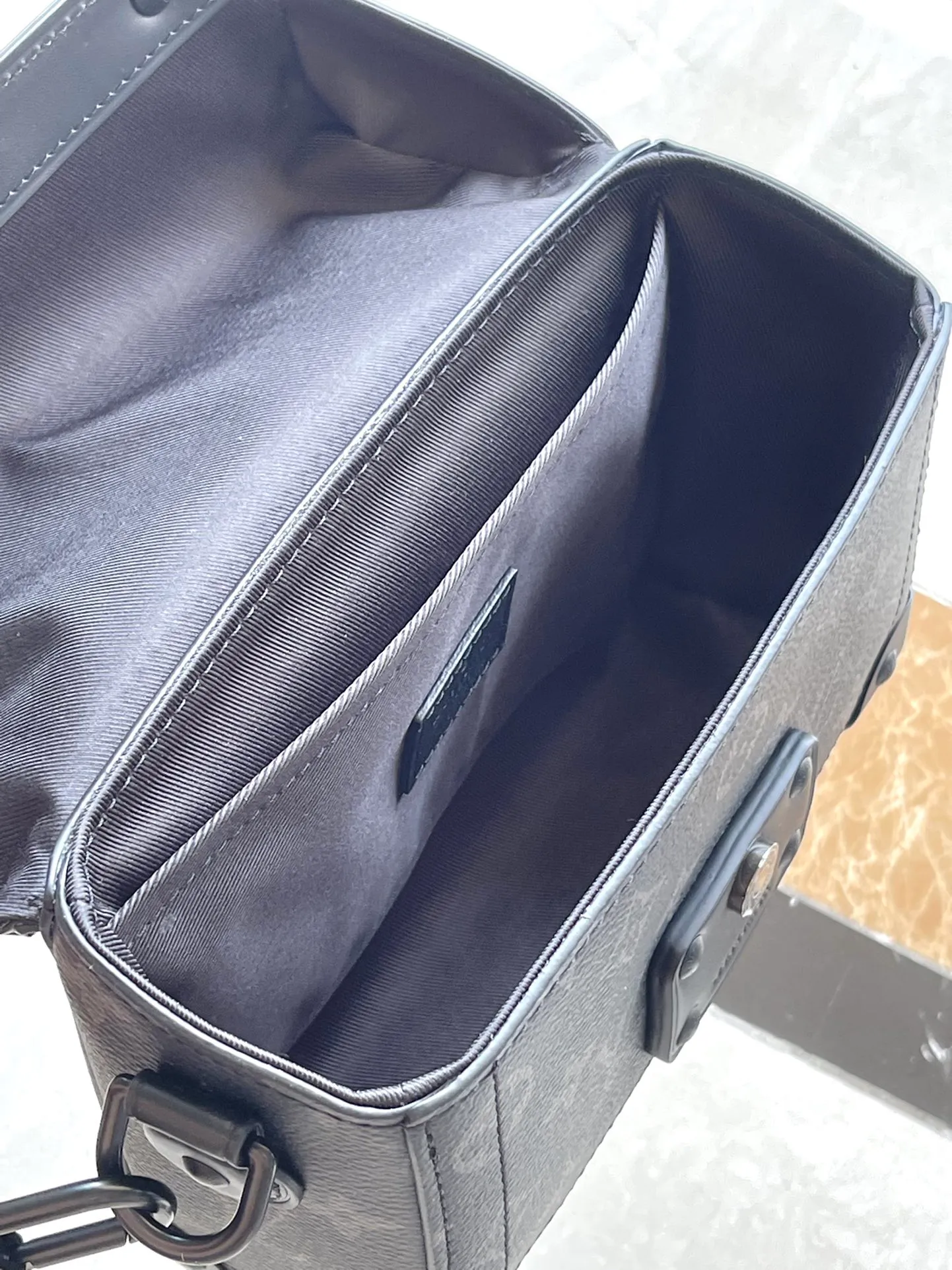 💰1240 Top original order M11743 This Soul Trunk handbag is made of Monogram Eclipse canvas, with a soft and close-fitting compact structure for comfortable cross-body wear. Reinforced corners, leather details and Tumbler locks highlight the identity of the collection. Dimensions: 19 × 15 × 7 cm
