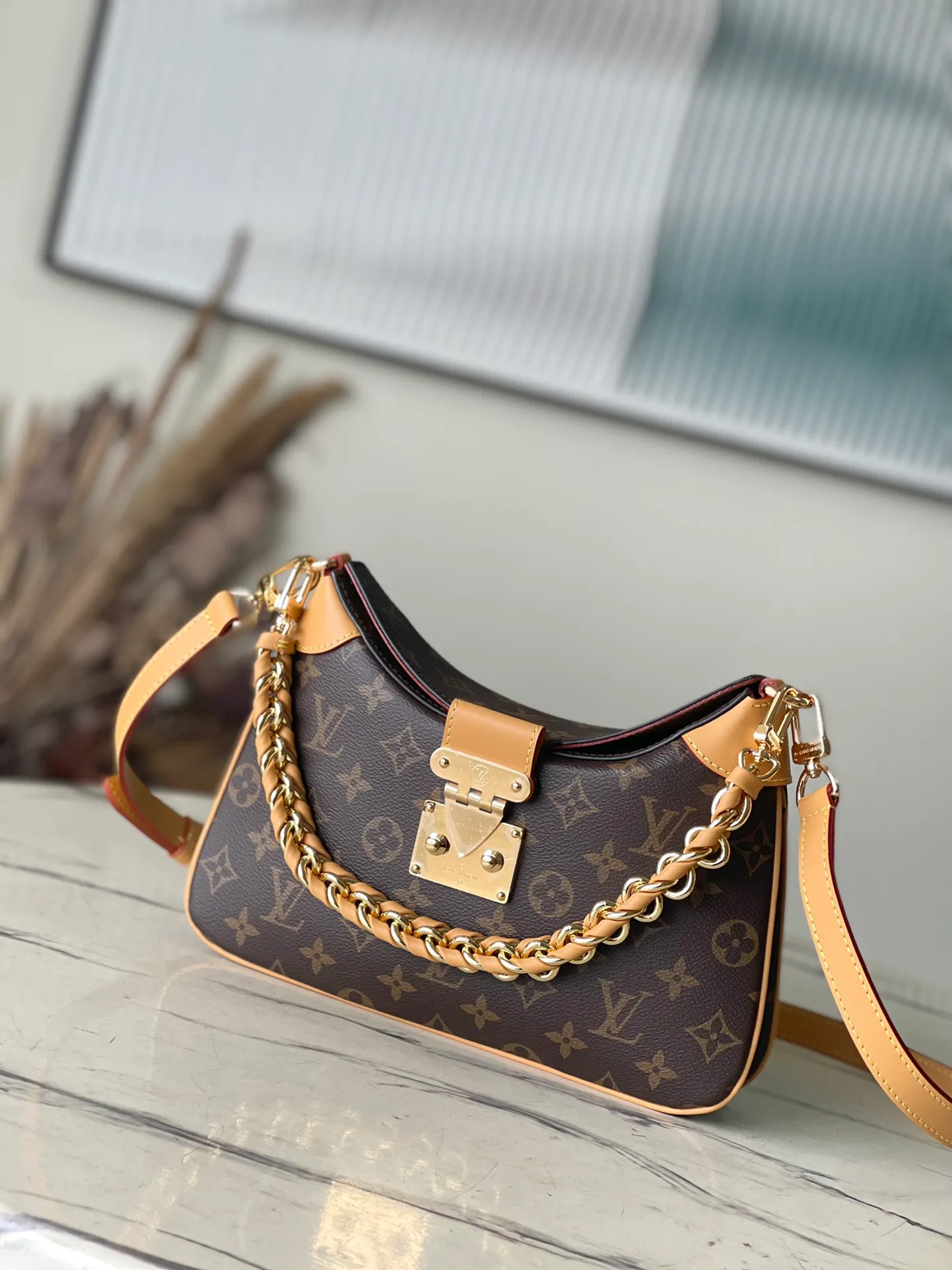💰1060 (Steel Chain) Top Original M46659 Yellow Leather This handbag draws inspiration from the classic design of the brand's archives. It is made of Monogram and Monogram Reverse canvas with leather trim, which is comfortable yet elegant. The S-lock buckle and braided chain strap handles are richly detailed, and can be worn on the elbow or on the shoulder. Detailed features: 29 x 19 x 9 cm (length x height x width)