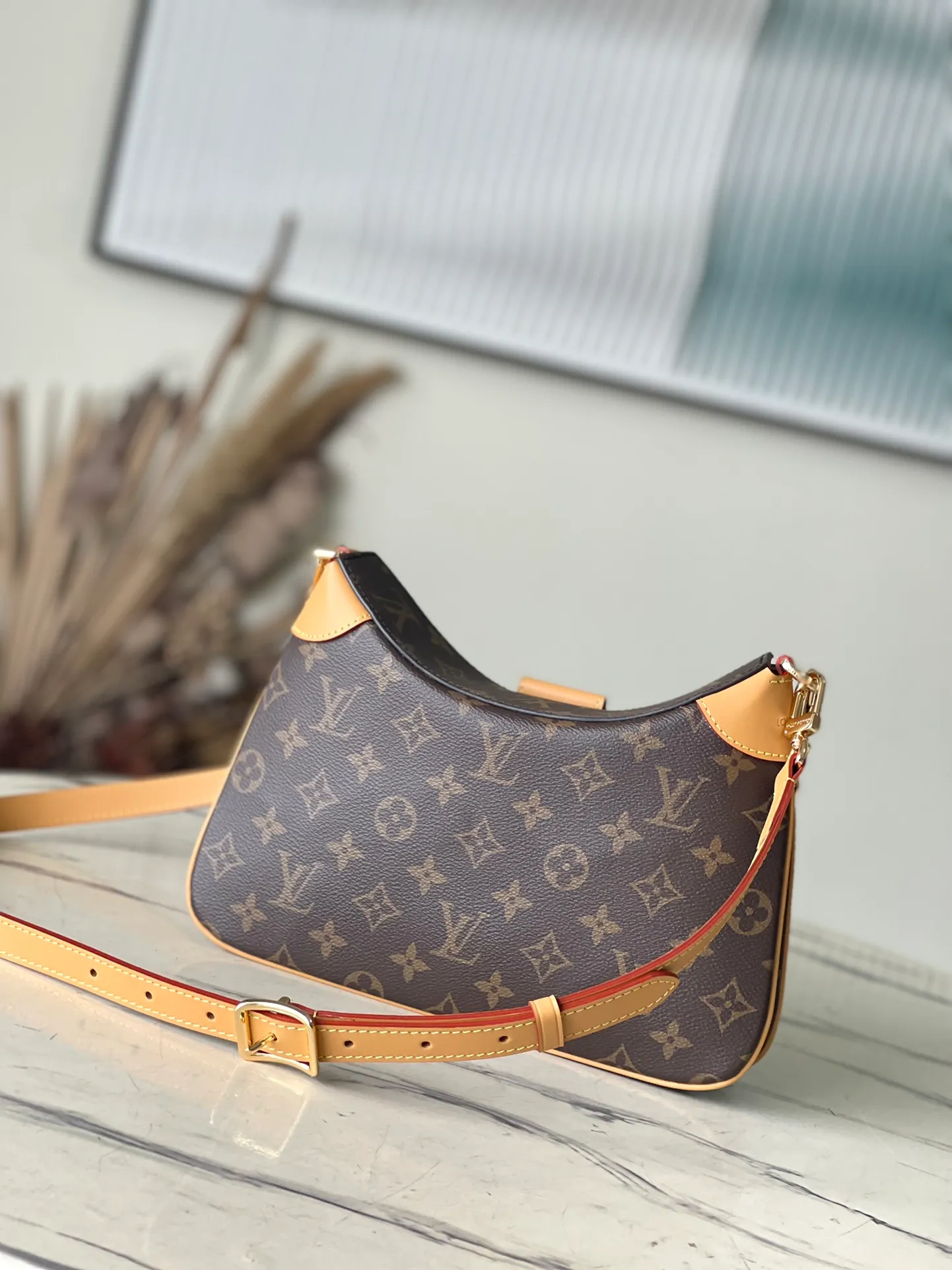 💰1060 (Steel Chain) Top Original M46659 Yellow Leather This handbag draws inspiration from the classic design of the brand's archives. It is made of Monogram and Monogram Reverse canvas with leather trim, which is comfortable yet elegant. The S-lock buckle and braided chain strap handles are richly detailed, and can be worn on the elbow or on the shoulder. Detailed features: 29 x 19 x 9 cm (length x height x width)