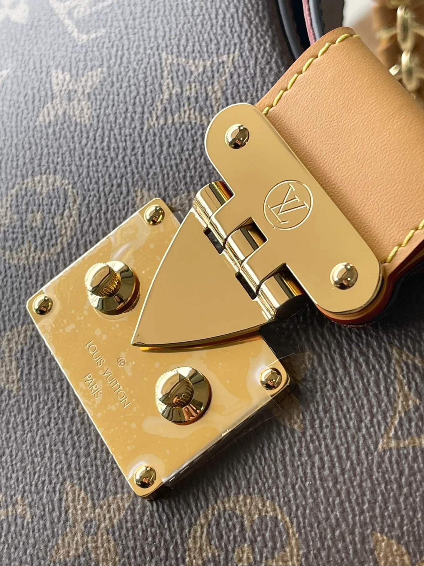 💰1060 (Steel Chain) Top Original M46659 Yellow Leather This handbag draws inspiration from the classic design of the brand's archives. It is made of Monogram and Monogram Reverse canvas with leather trim, which is comfortable yet elegant. The S-lock buckle and braided chain strap handles are richly detailed, and can be worn on the elbow or on the shoulder. Detailed features: 29 x 19 x 9 cm (length x height x width)