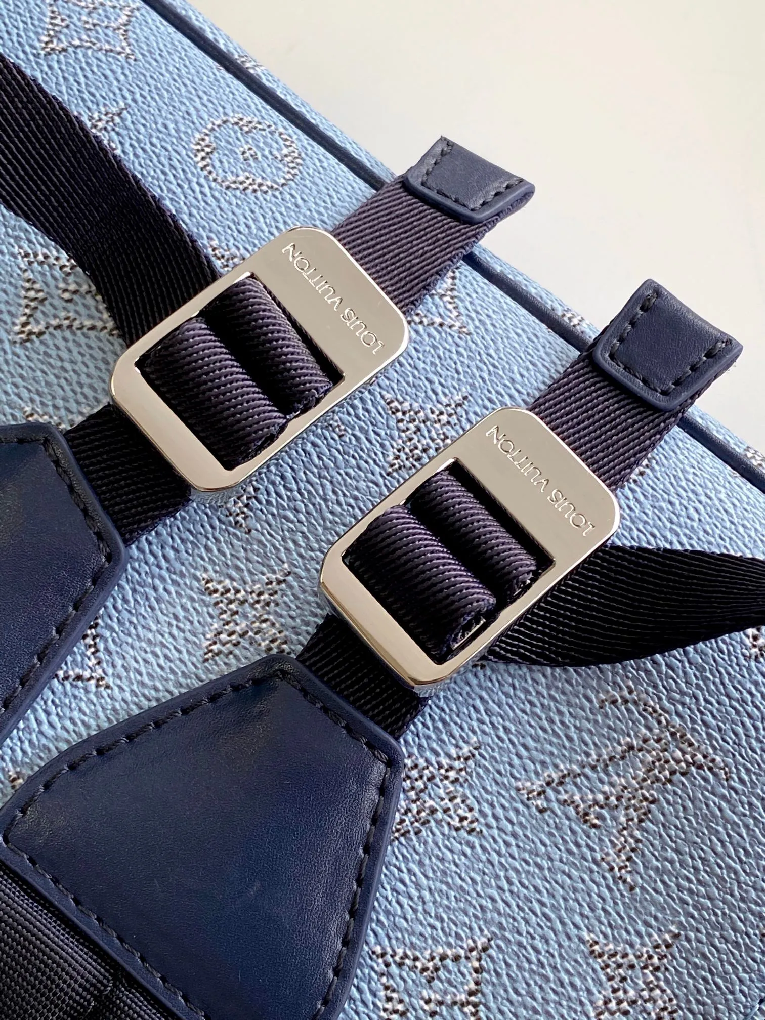 💰1220 Top original single 163c01 chip] M14676 Blue N00163 Top original single N40769 M43735 Presbyopic N41379 Black grid M45419 Black and gray multifunctional Christopher small backpack uses Monogram canvas to interpret the rugged and simple spirit of a hiking bag. Its unique style is suitable for both work and entertainment, highlighting a high-quality lifestyle. 41 x 47 x 13 cm (length x height x width)