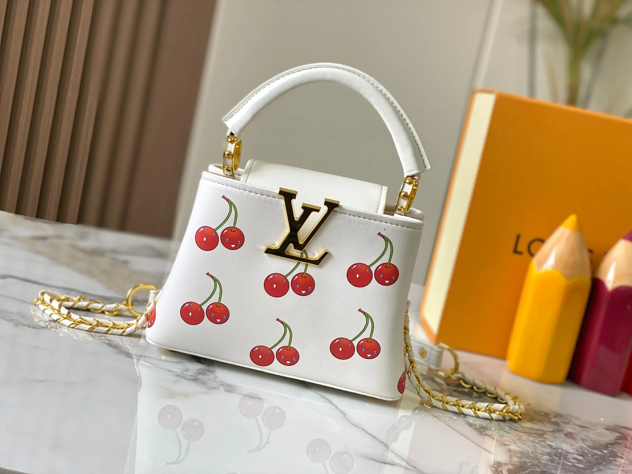 p420 [Guangzhou top quality original] 59938 Cherry 🍒The luxurious Taurillon leather of this Capucines mini handbag looks great in soft beige. The flap is brown cherry leather. The same goes for the elegant top handle. The flaps can be tucked inside to feature the LV signature, or they can be exposed outwards to reveal a simple Monogram Blossom. A wide, removable shoulder strap provides carrying options. Size: 21*14*8 cm
