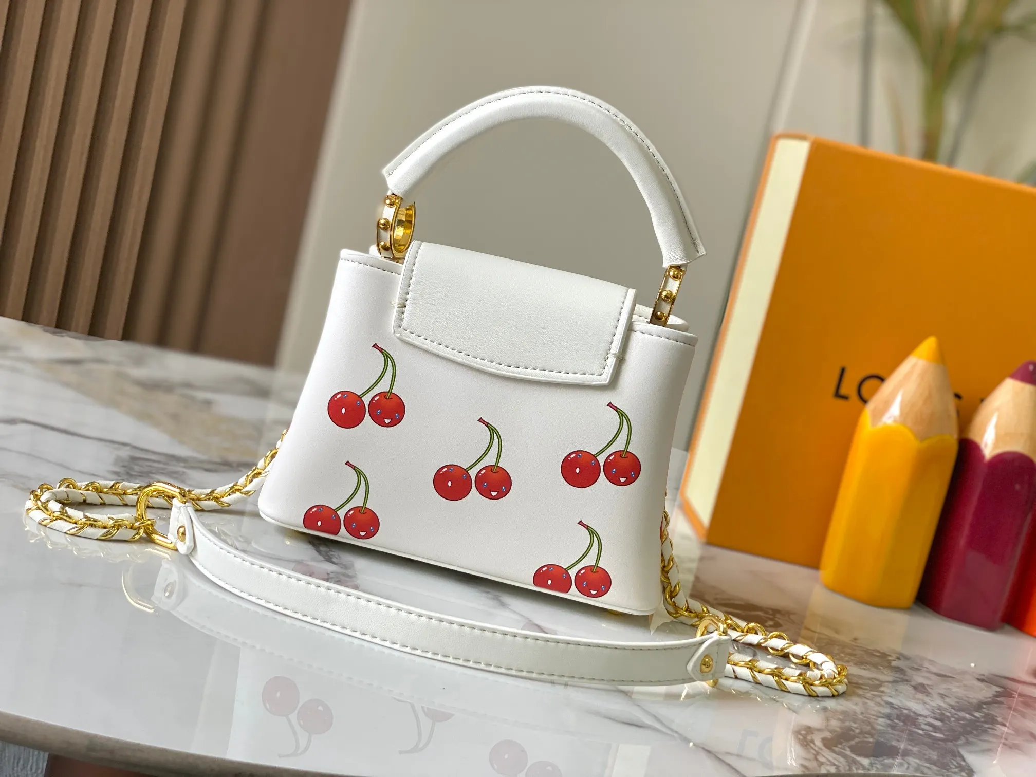 p420 [Guangzhou top quality original] 59938 Cherry 🍒The luxurious Taurillon leather of this Capucines mini handbag looks great in soft beige. The flap is brown cherry leather. The same goes for the elegant top handle. The flaps can be tucked inside to feature the LV signature, or they can be exposed outwards to reveal a simple Monogram Blossom. A wide, removable shoulder strap provides carrying options. Size: 21*14*8 cm