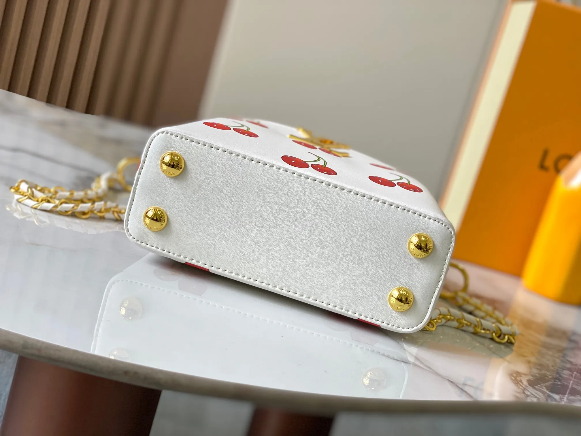 p420 [Guangzhou top quality original] 59938 Cherry 🍒The luxurious Taurillon leather of this Capucines mini handbag looks great in soft beige. The flap is brown cherry leather. The same goes for the elegant top handle. The flaps can be tucked inside to feature the LV signature, or they can be exposed outwards to reveal a simple Monogram Blossom. A wide, removable shoulder strap provides carrying options. Size: 21*14*8 cm