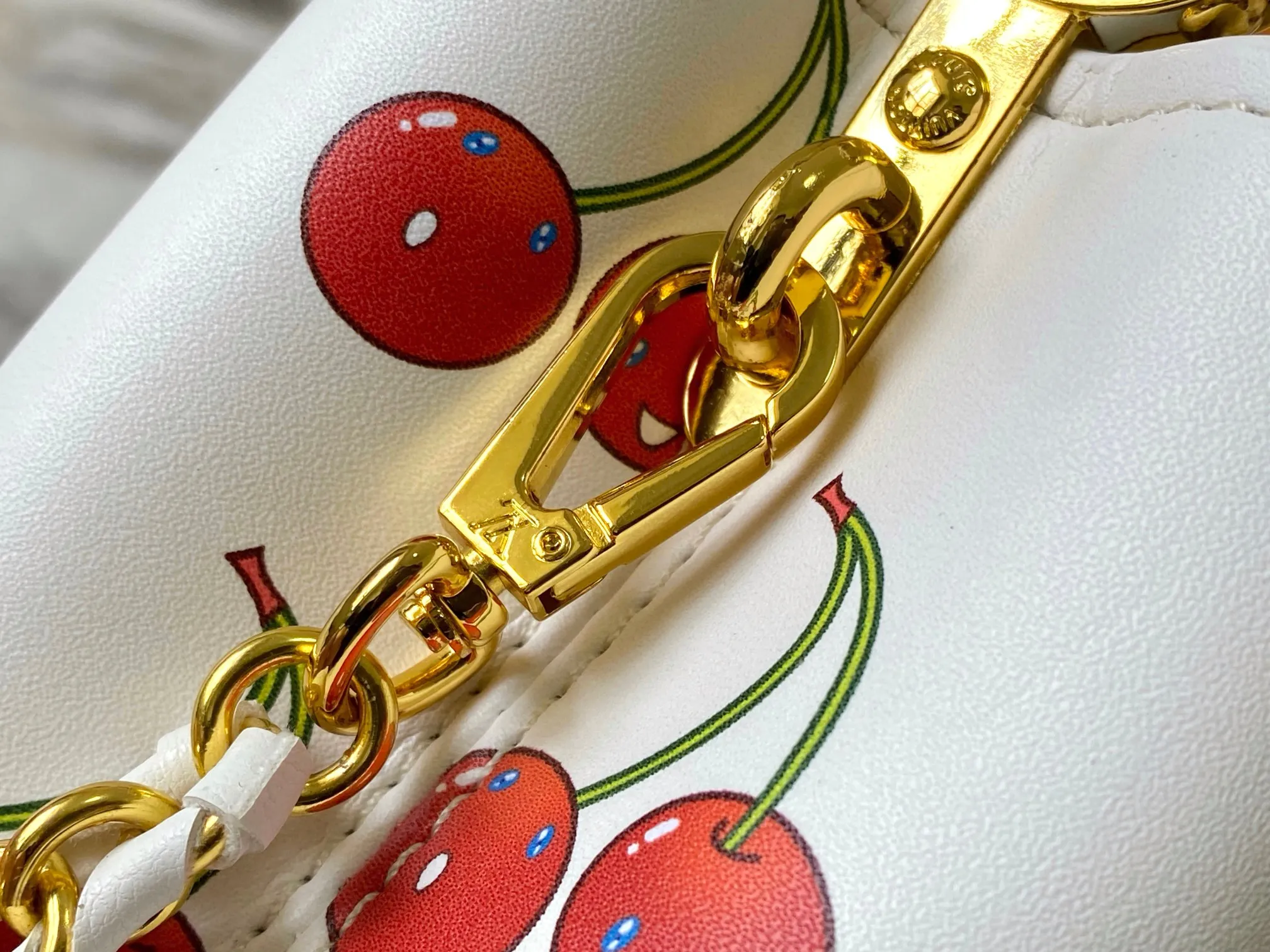 p420 [Guangzhou top quality original] 59938 Cherry 🍒The luxurious Taurillon leather of this Capucines mini handbag looks great in soft beige. The flap is brown cherry leather. The same goes for the elegant top handle. The flaps can be tucked inside to feature the LV signature, or they can be exposed outwards to reveal a simple Monogram Blossom. A wide, removable shoulder strap provides carrying options. Size: 21*14*8 cm
