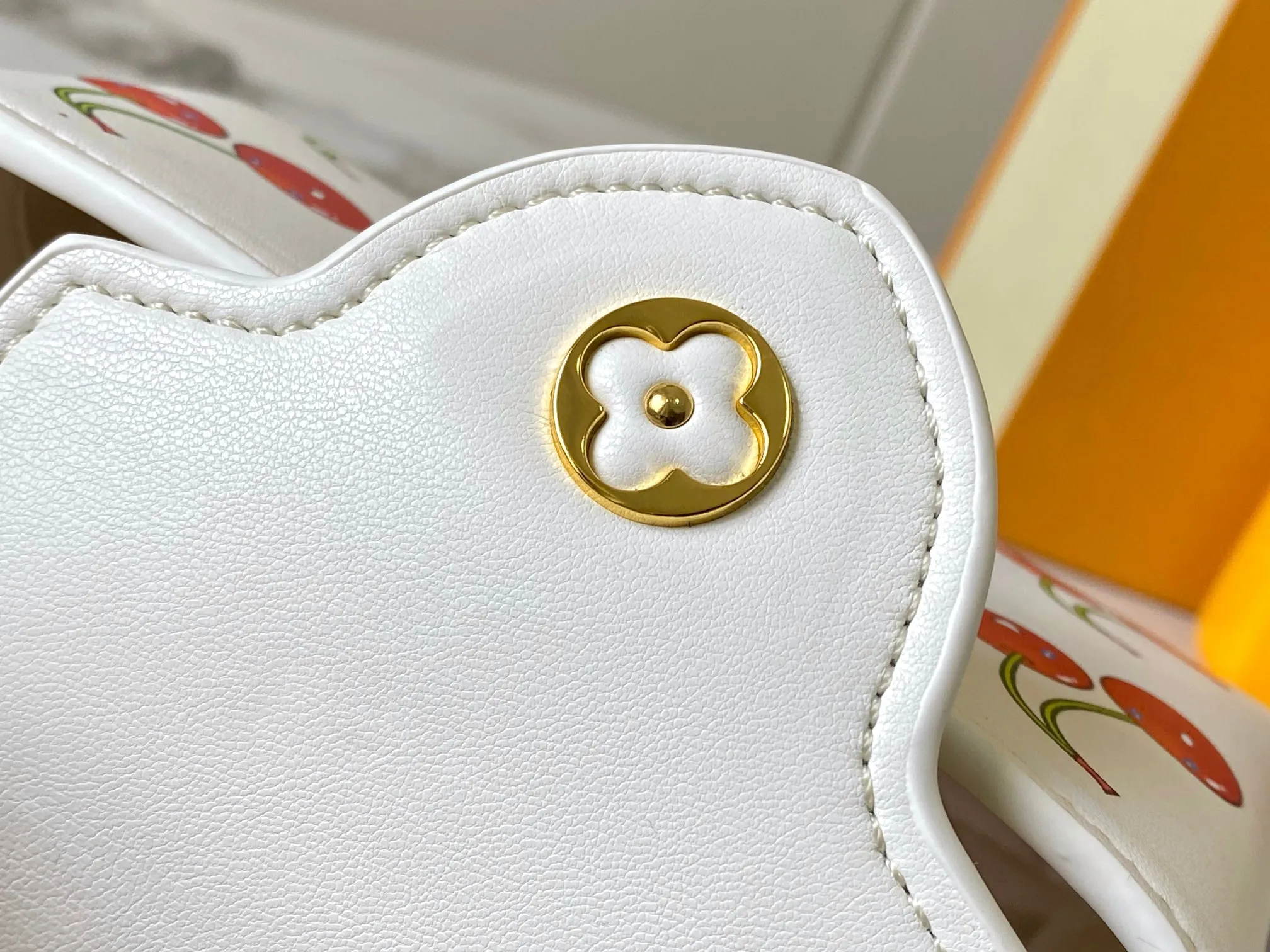 p420 [Guangzhou top quality original] 59938 Cherry 🍒The luxurious Taurillon leather of this Capucines mini handbag looks great in soft beige. The flap is brown cherry leather. The same goes for the elegant top handle. The flaps can be tucked inside to feature the LV signature, or they can be exposed outwards to reveal a simple Monogram Blossom. A wide, removable shoulder strap provides carrying options. Size: 21*14*8 cm