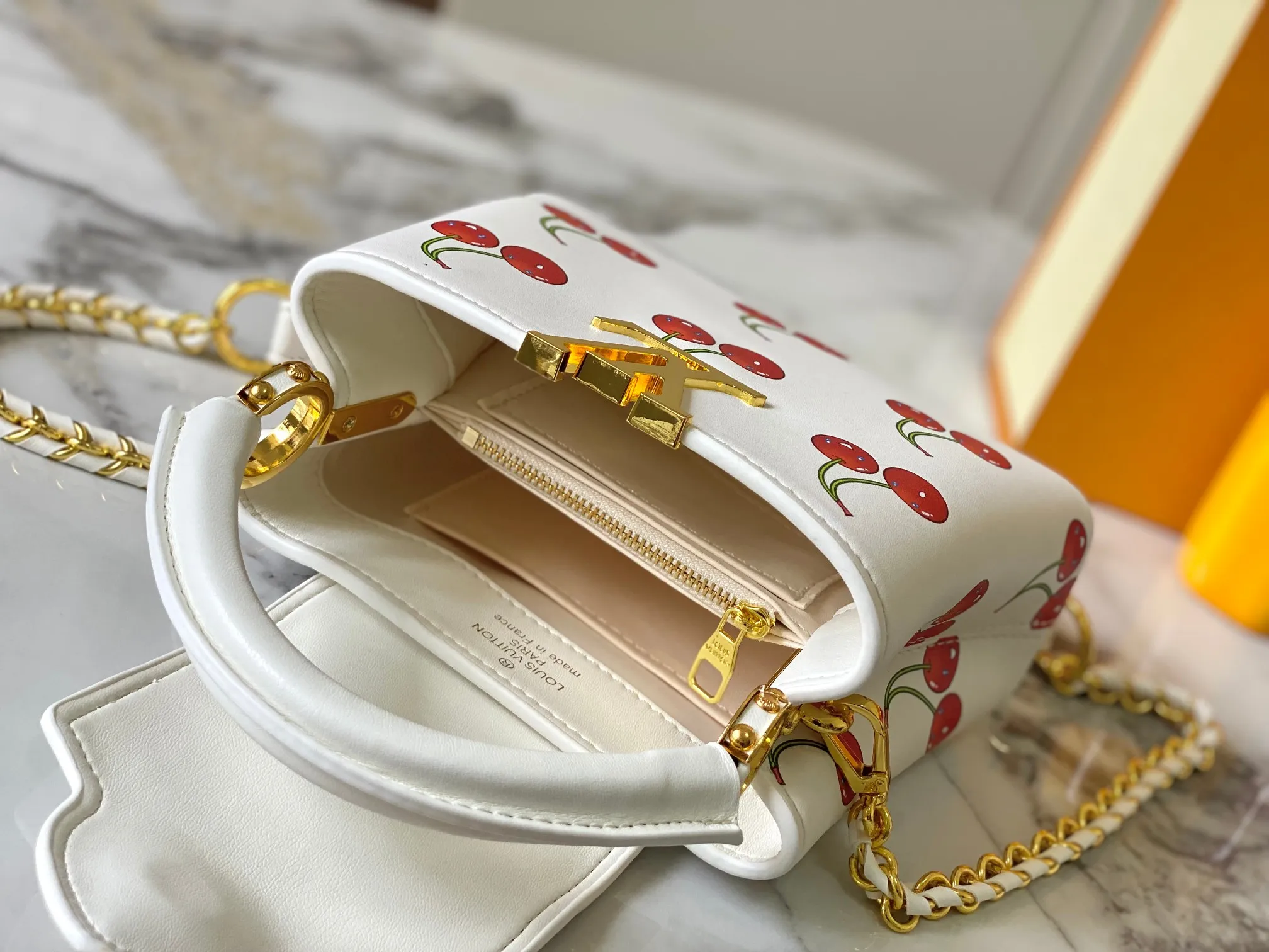p420 [Guangzhou top quality original] 59938 Cherry 🍒The luxurious Taurillon leather of this Capucines mini handbag looks great in soft beige. The flap is brown cherry leather. The same goes for the elegant top handle. The flaps can be tucked inside to feature the LV signature, or they can be exposed outwards to reveal a simple Monogram Blossom. A wide, removable shoulder strap provides carrying options. Size: 21*14*8 cm