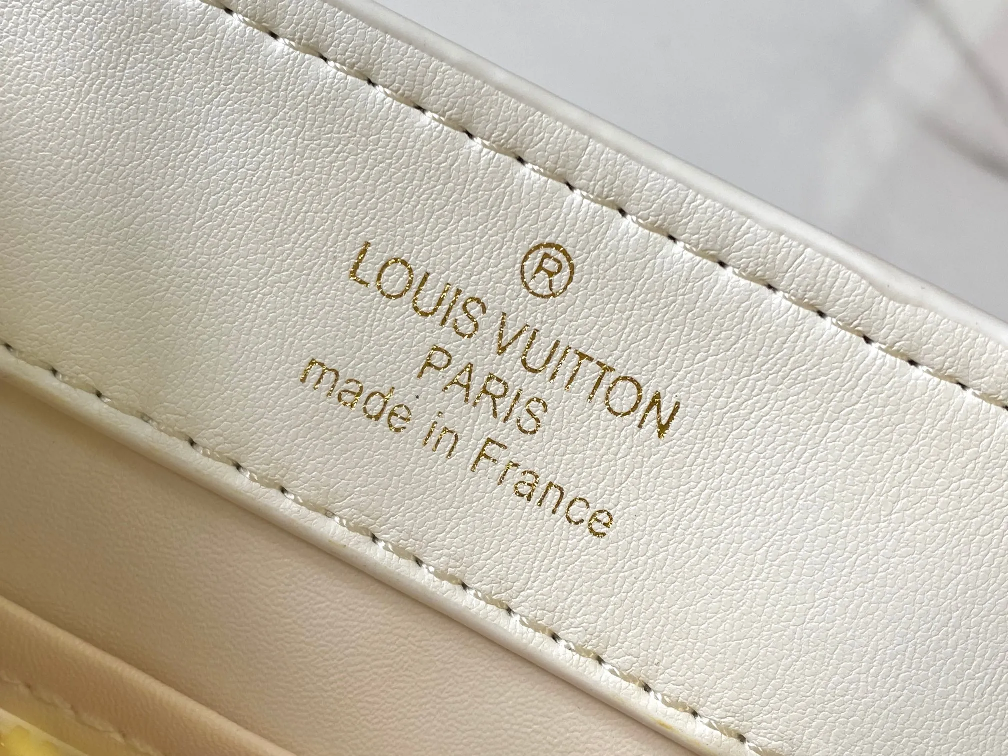 p420 [Guangzhou top quality original] 59938 Cherry 🍒The luxurious Taurillon leather of this Capucines mini handbag looks great in soft beige. The flap is brown cherry leather. The same goes for the elegant top handle. The flaps can be tucked inside to feature the LV signature, or they can be exposed outwards to reveal a simple Monogram Blossom. A wide, removable shoulder strap provides carrying options. Size: 21*14*8 cm