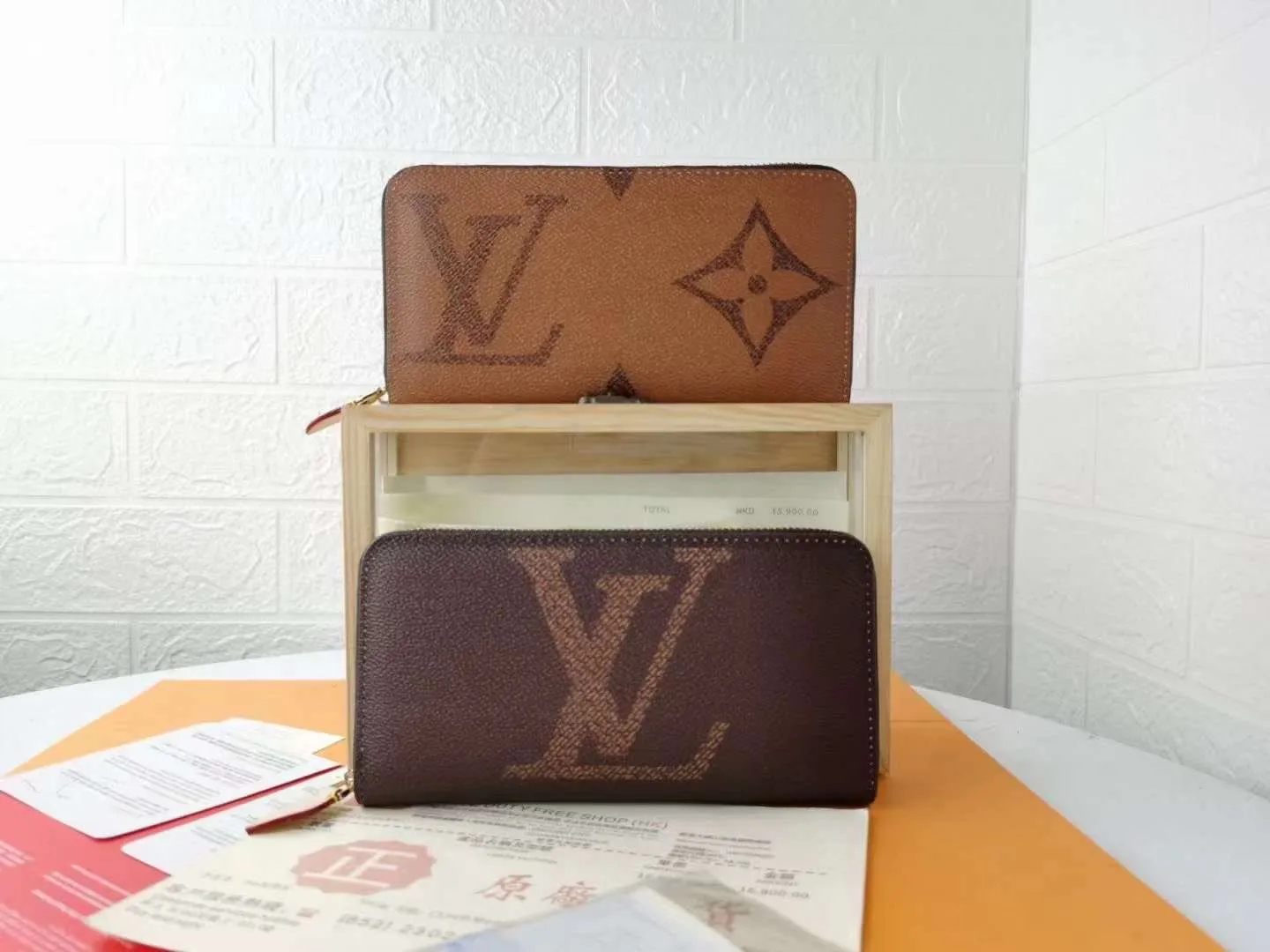 P140M60017 Light Brown Large Characters Dark Brown Large Characters ZIppy Zipper Wallet Printed canvas zipper coin purse, the large LV letters and Monogram floral pattern are particularly eye-catching. The compact zipper wallet is one of the classic designs. This wallet can hold banknotes, credit cards, small change, IDs, etc. Size 19x10cm.