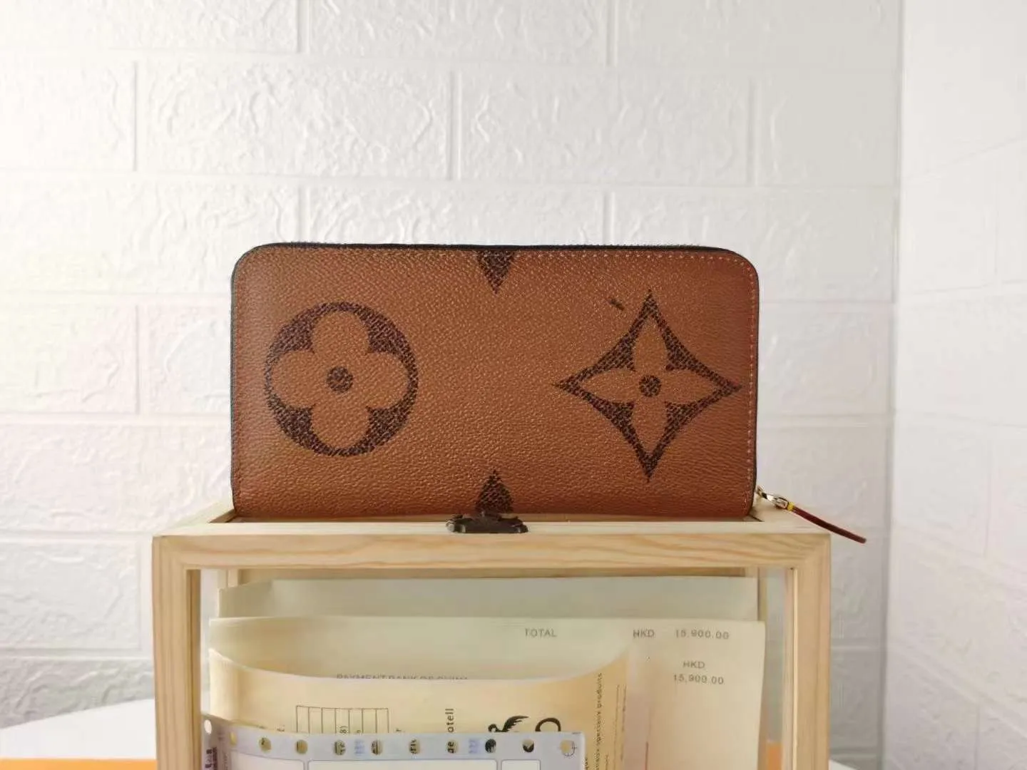 P140M60017 Light Brown Large Characters Dark Brown Large Characters ZIppy Zipper Wallet Printed canvas zipper coin purse, the large LV letters and Monogram floral pattern are particularly eye-catching. The compact zipper wallet is one of the classic designs. This wallet can hold banknotes, credit cards, small change, IDs, etc. Size 19x10cm.