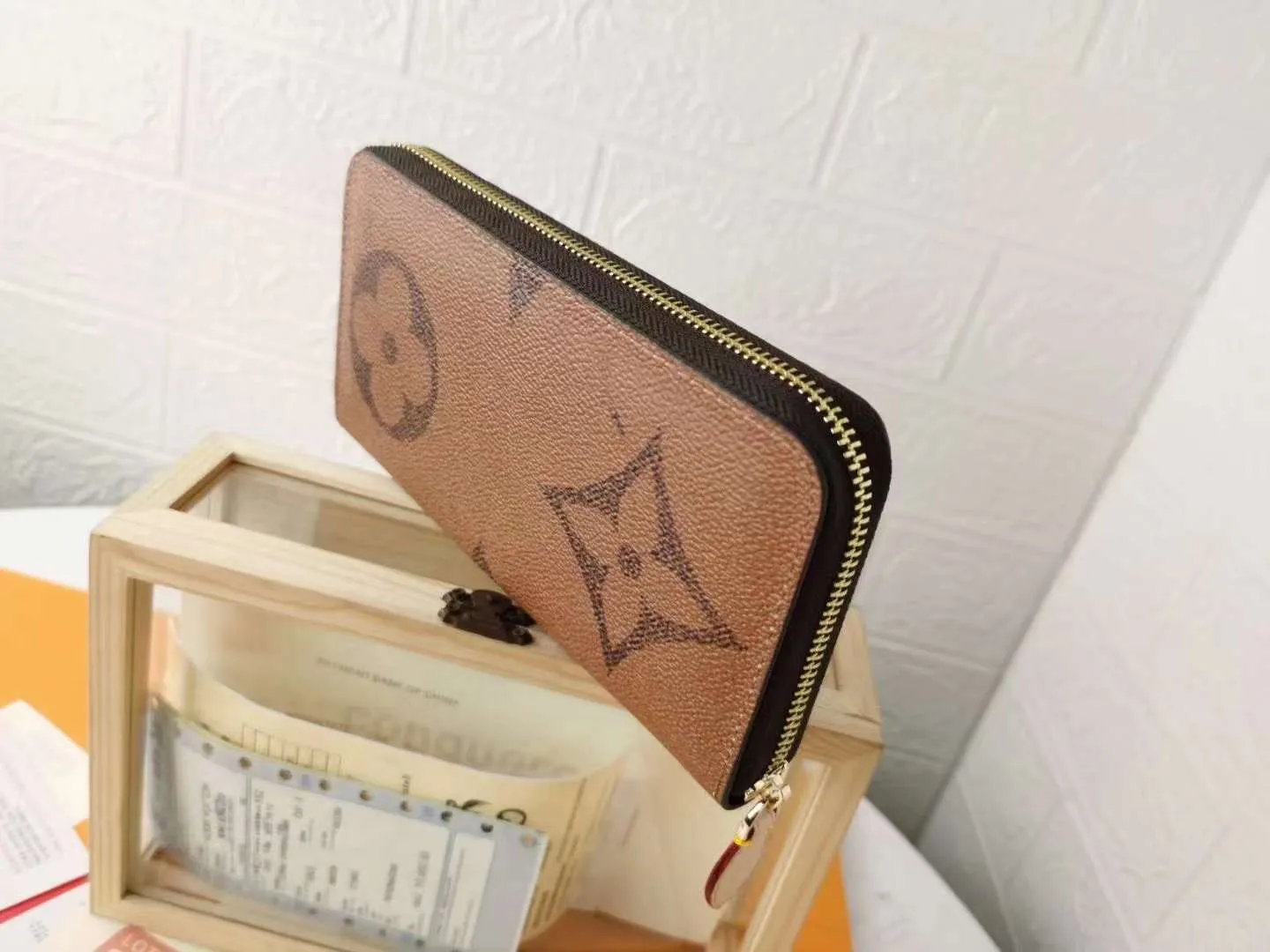 P140M60017 Light Brown Large Characters Dark Brown Large Characters ZIppy Zipper Wallet Printed canvas zipper coin purse, the large LV letters and Monogram floral pattern are particularly eye-catching. The compact zipper wallet is one of the classic designs. This wallet can hold banknotes, credit cards, small change, IDs, etc. Size 19x10cm.