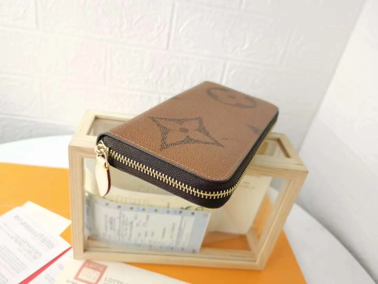 P140M60017 Light Brown Large Characters Dark Brown Large Characters ZIppy Zipper Wallet Printed canvas zipper coin purse, the large LV letters and Monogram floral pattern are particularly eye-catching. The compact zipper wallet is one of the classic designs. This wallet can hold banknotes, credit cards, small change, IDs, etc. Size 19x10cm.