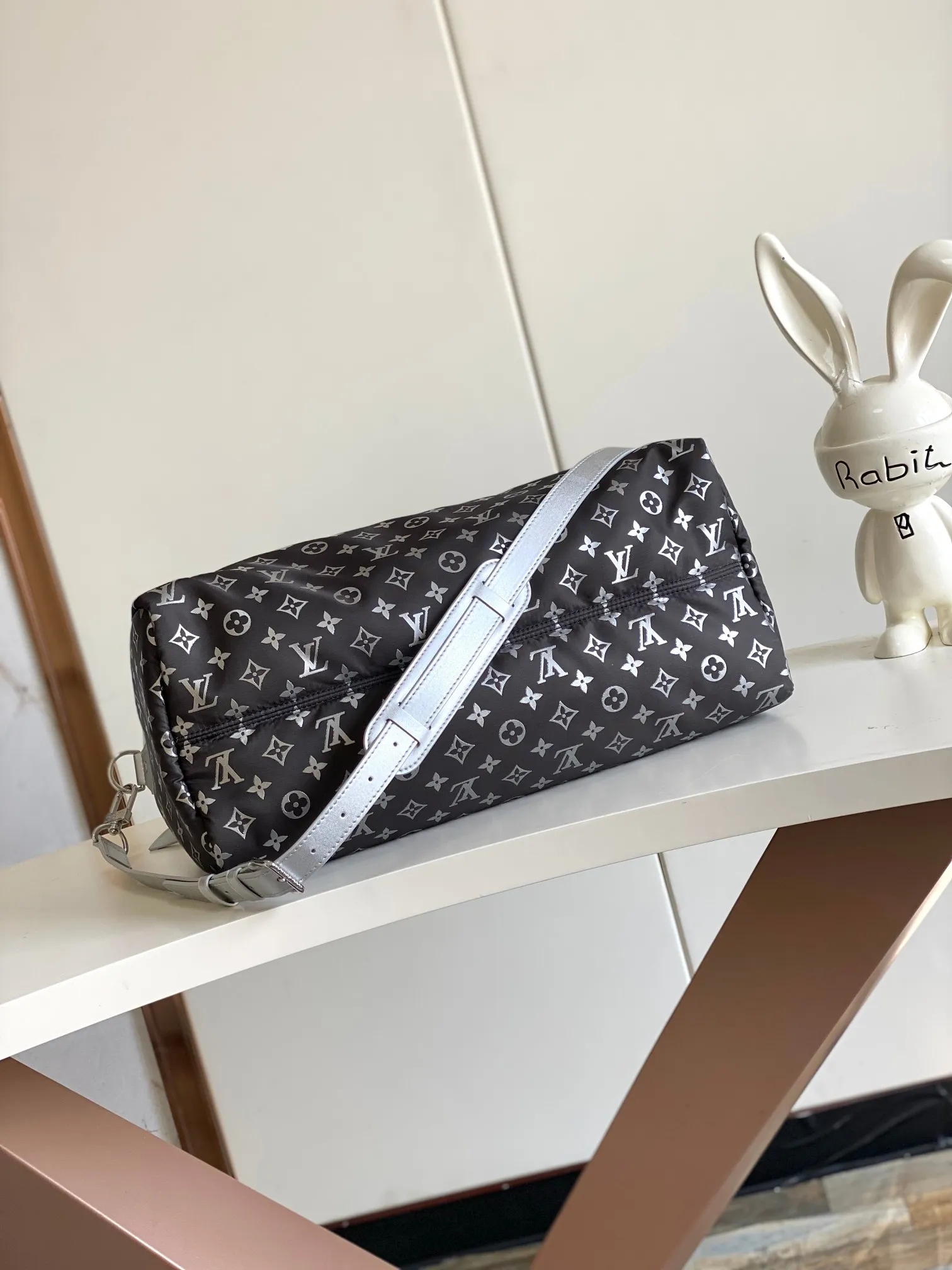 💰1260 Top original single dynamic chip M12067 silver This Keepall Bandoulière 45 travel bag is made of gradient effect Monogram nylon, with plain leather Monogram flower decoration to set off the winter mood. Durable and soft recycled nylon creates a close-fitting design, and the detachable leather strap allows for easy shoulder or cross-body wear.  27 cm