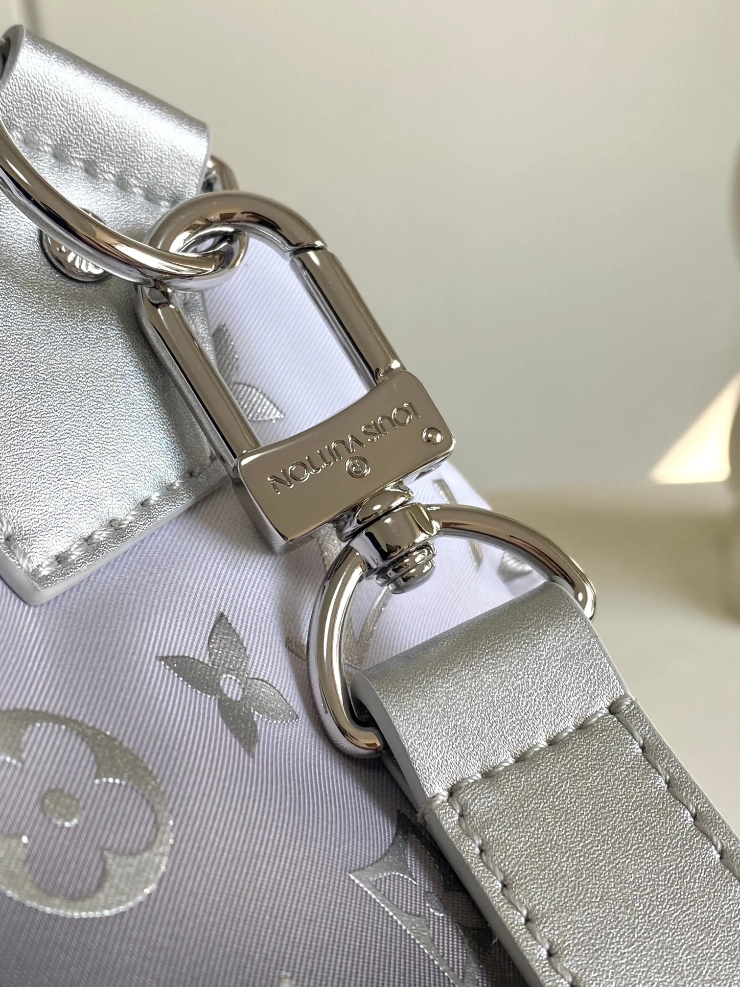 💰1260 Top original single dynamic chip M12067 silver This Keepall Bandoulière 45 travel bag is made of gradient effect Monogram nylon, with plain leather Monogram flower decoration to set off the winter mood. Durable and soft recycled nylon creates a close-fitting design, and the detachable leather strap allows for easy shoulder or cross-body wear.  27 cm