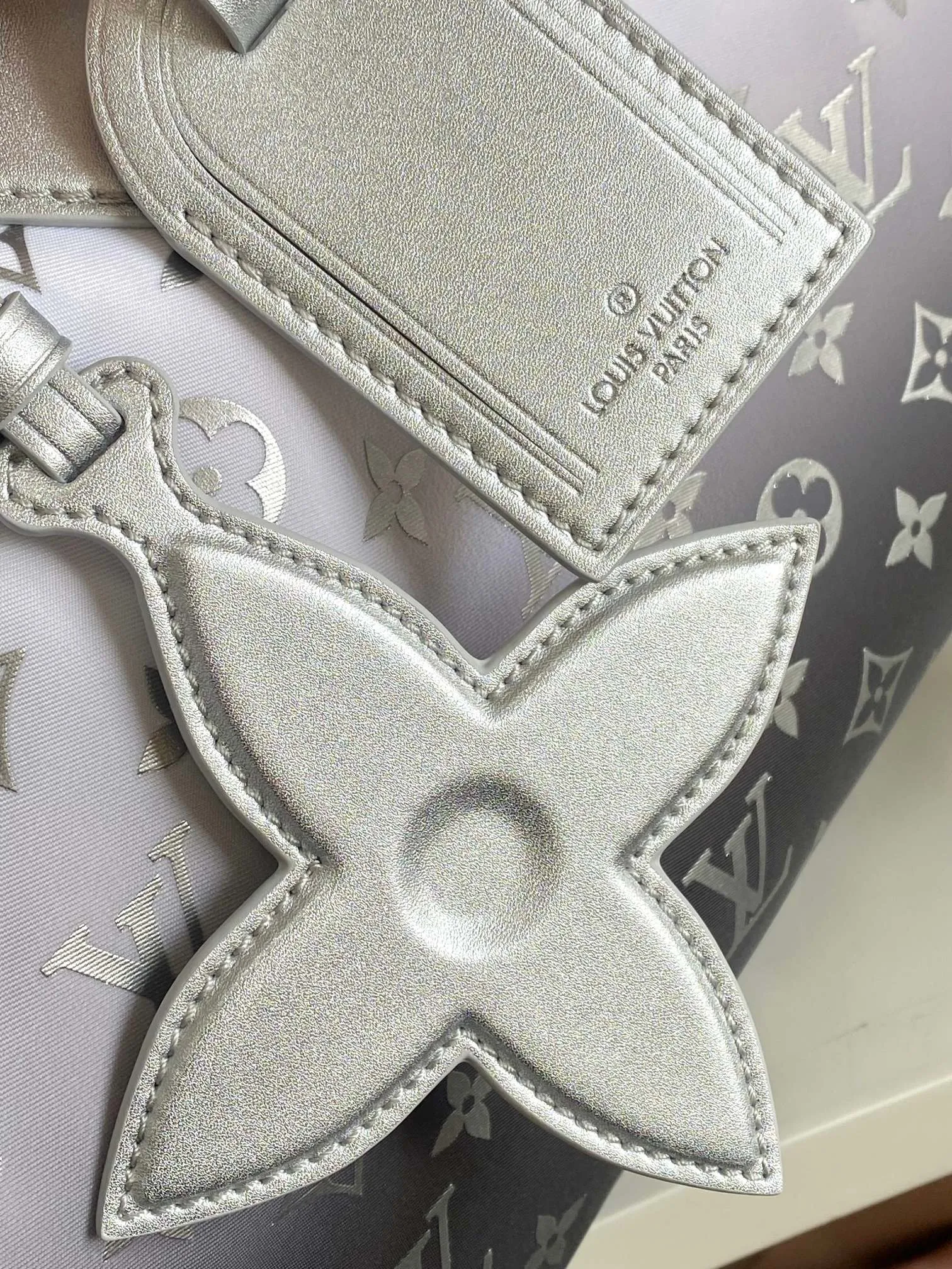 💰1260 Top original single dynamic chip M12067 silver This Keepall Bandoulière 45 travel bag is made of gradient effect Monogram nylon, with plain leather Monogram flower decoration to set off the winter mood. Durable and soft recycled nylon creates a close-fitting design, and the detachable leather strap allows for easy shoulder or cross-body wear.  27 cm