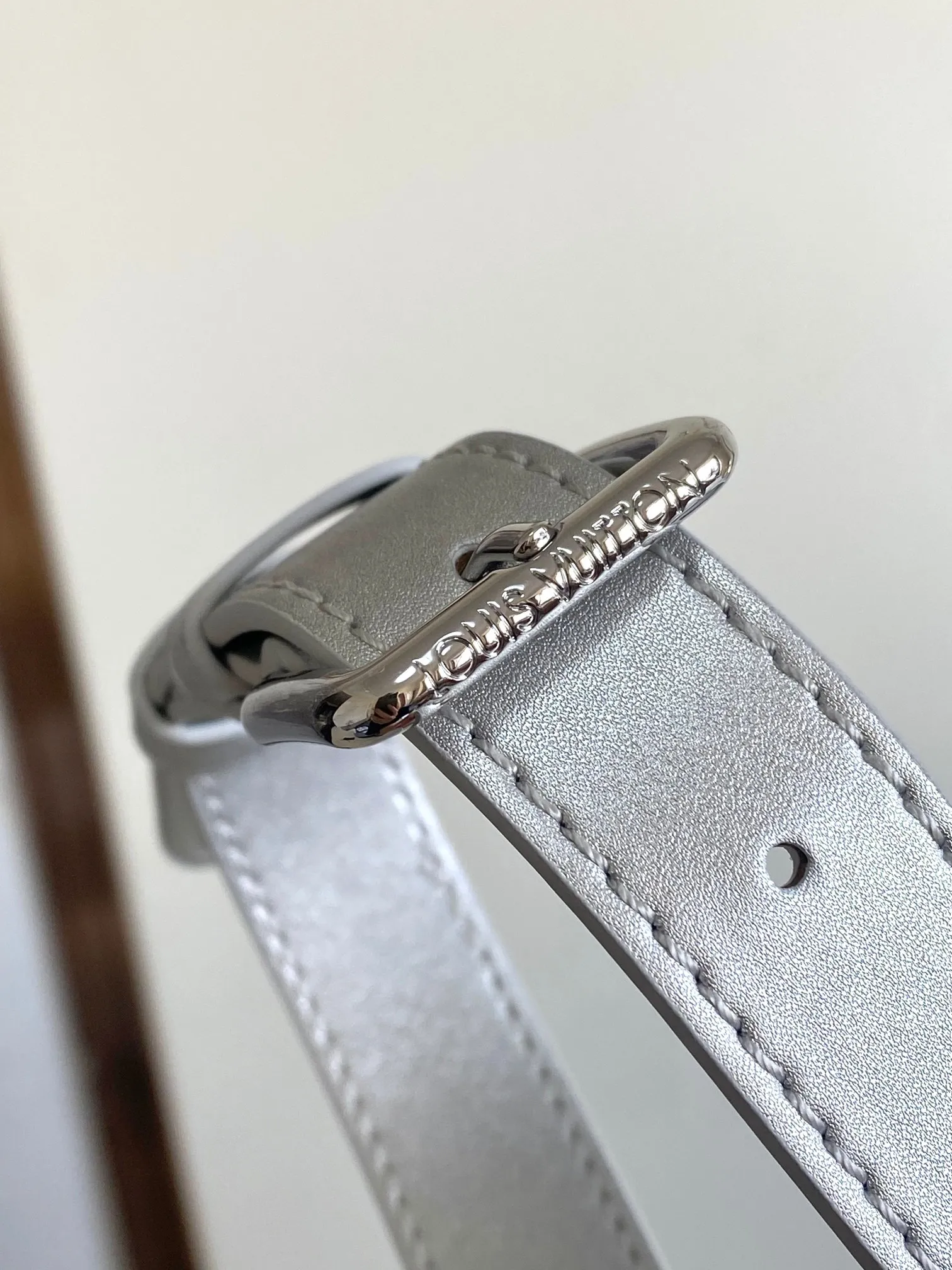 💰1260 Top original single dynamic chip M12067 silver This Keepall Bandoulière 45 travel bag is made of gradient effect Monogram nylon, with plain leather Monogram flower decoration to set off the winter mood. Durable and soft recycled nylon creates a close-fitting design, and the detachable leather strap allows for easy shoulder or cross-body wear.  27 cm