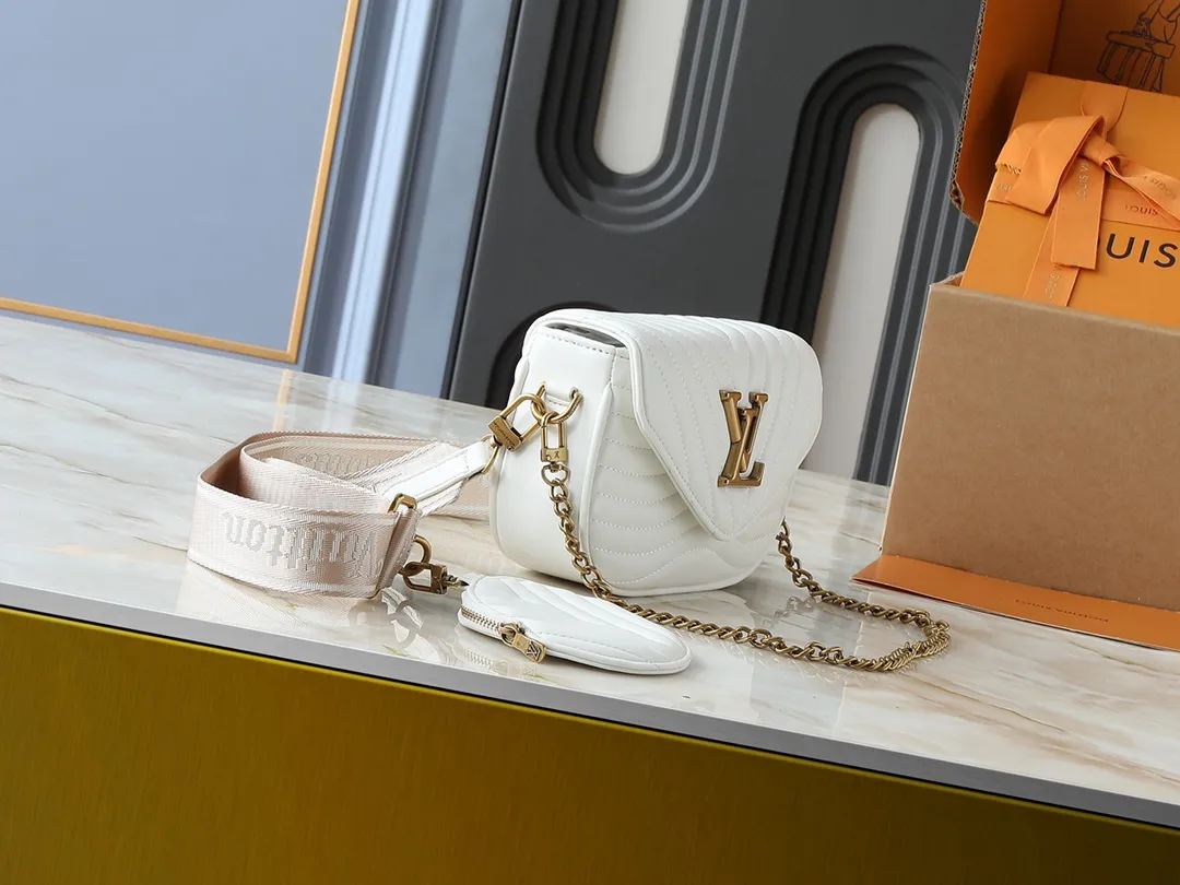 💰220💰Upgraded from the original M53936 M56461 M56466 M56471 M56468 Multi Pochette New The Wave handbag is made of smooth and soft quilted calf leather. It has a dynamic design, adjustable shoulder straps, antique gold metal accessories, bronze gold chain inscriptions and striped jacquard shoulder straps. It can be worn cross-body to provide a variety of carrying methods. The coin-shaped round bag on the shoulder strap can hold keys, change, etc. Size:19/14/5cm