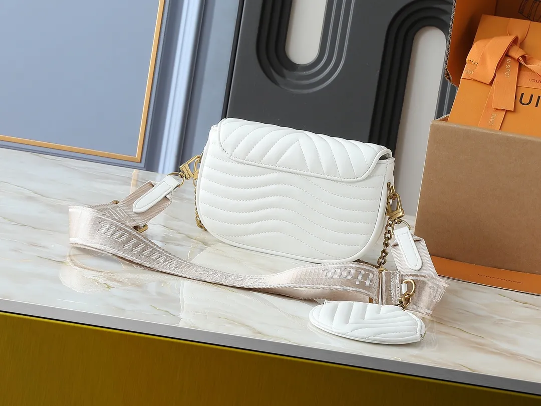 💰220💰Upgraded from the original M53936 M56461 M56466 M56471 M56468 Multi Pochette New The Wave handbag is made of smooth and soft quilted calf leather. It has a dynamic design, adjustable shoulder straps, antique gold metal accessories, bronze gold chain inscriptions and striped jacquard shoulder straps. It can be worn cross-body to provide a variety of carrying methods. The coin-shaped round bag on the shoulder strap can hold keys, change, etc. Size:19/14/5cm