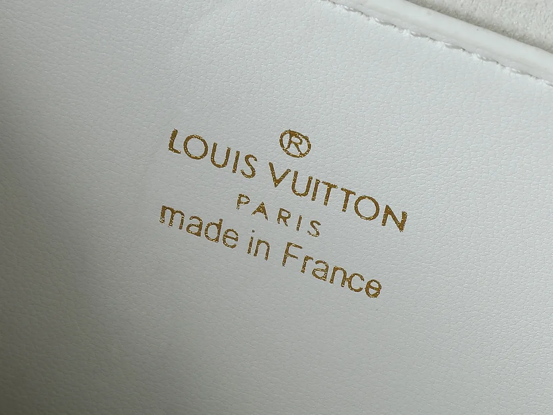 💰220💰Upgraded from the original M53936 M56461 M56466 M56471 M56468 Multi Pochette New The Wave handbag is made of smooth and soft quilted calf leather. It has a dynamic design, adjustable shoulder straps, antique gold metal accessories, bronze gold chain inscriptions and striped jacquard shoulder straps. It can be worn cross-body to provide a variety of carrying methods. The coin-shaped round bag on the shoulder strap can hold keys, change, etc. Size:19/14/5cm
