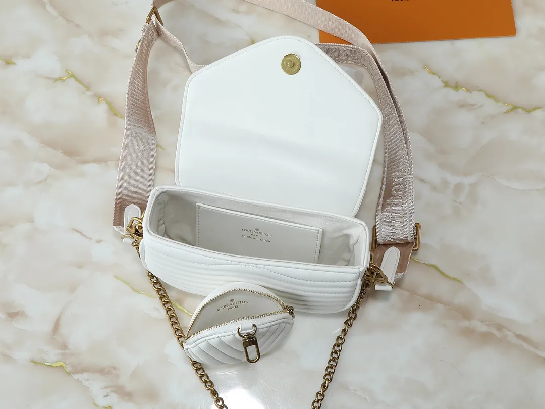 💰220💰Upgraded from the original M53936 M56461 M56466 M56471 M56468 Multi Pochette New The Wave handbag is made of smooth and soft quilted calf leather. It has a dynamic design, adjustable shoulder straps, antique gold metal accessories, bronze gold chain inscriptions and striped jacquard shoulder straps. It can be worn cross-body to provide a variety of carrying methods. The coin-shaped round bag on the shoulder strap can hold keys, change, etc. Size:19/14/5cm