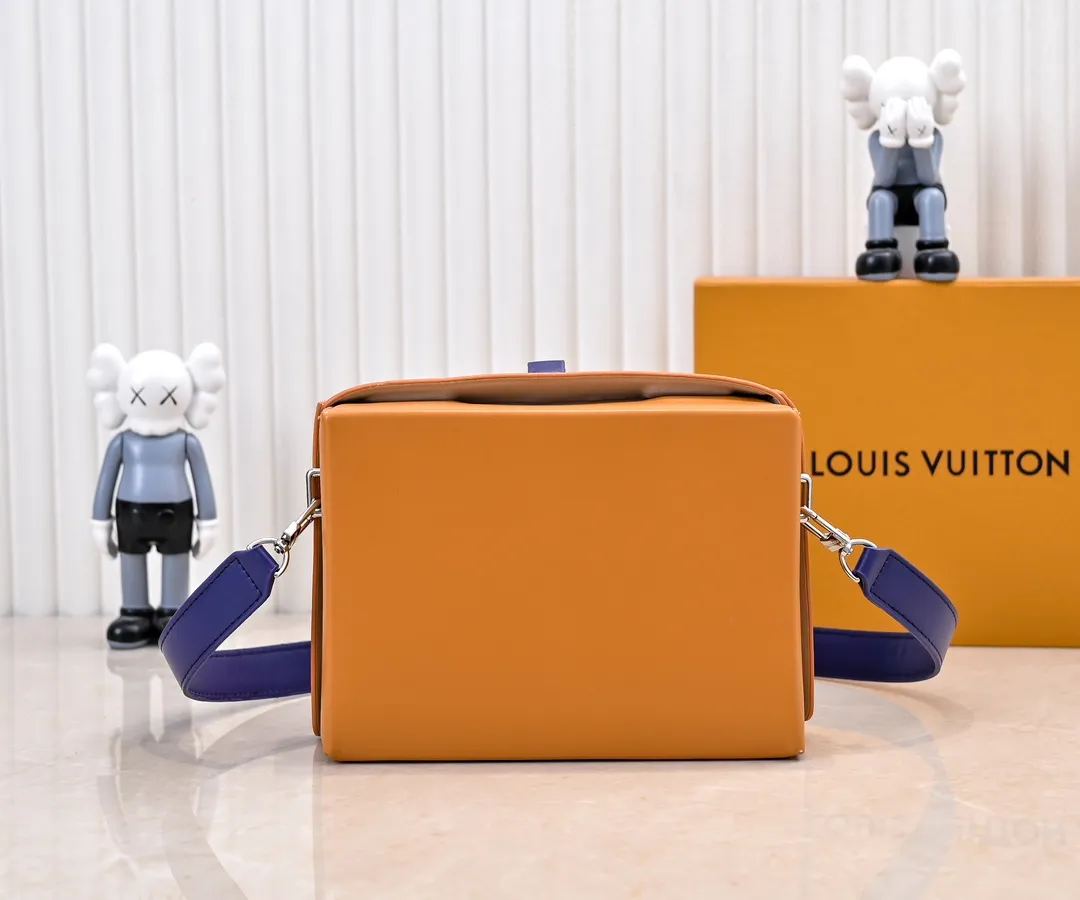 Batch 280💰Upgraded original M24455 This Shopper medium handbag draws inspiration from Louis Vuitton shopping bags, with the words Louis Vuitton and Maison Fondée En 1854 written on soft cow leather. It is equipped with a top handle and a detachable shoulder strap. Dimensions: 23.0x16.5x7.0 cm (length x height x width)