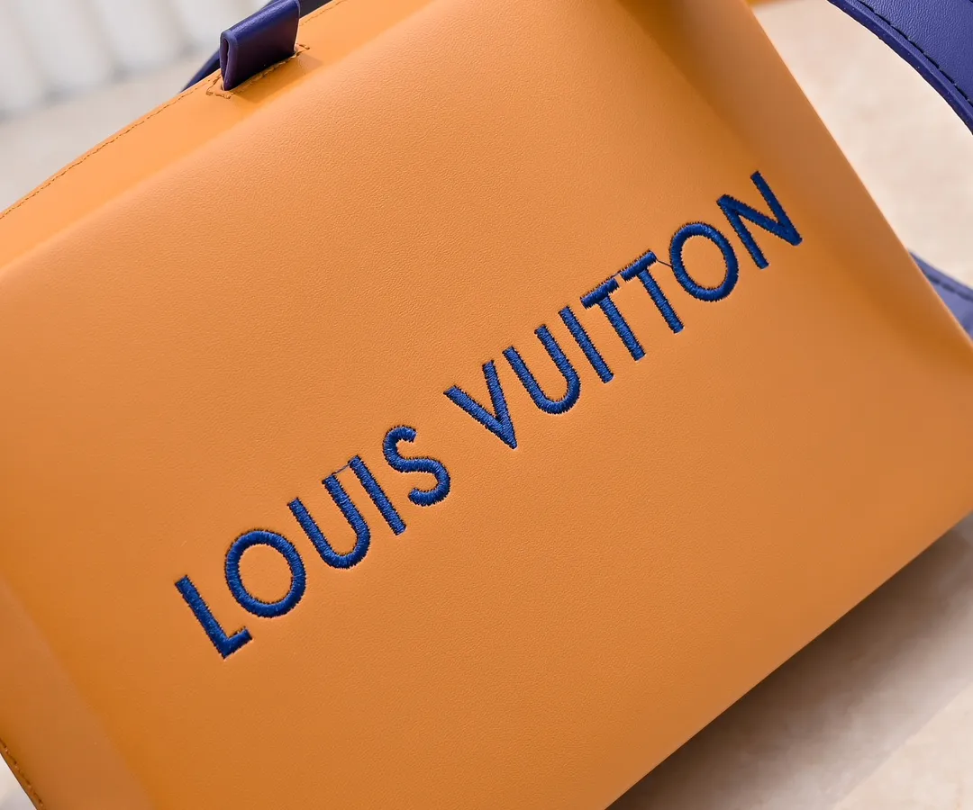 Batch 280💰Upgraded original M24455 This Shopper medium handbag draws inspiration from Louis Vuitton shopping bags, with the words Louis Vuitton and Maison Fondée En 1854 written on soft cow leather. It is equipped with a top handle and a detachable shoulder strap. Dimensions: 23.0x16.5x7.0 cm (length x height x width)