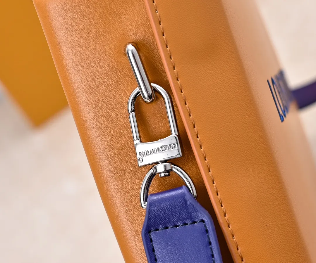 Batch 280💰Upgraded original M24455 This Shopper medium handbag draws inspiration from Louis Vuitton shopping bags, with the words Louis Vuitton and Maison Fondée En 1854 written on soft cow leather. It is equipped with a top handle and a detachable shoulder strap. Dimensions: 23.0x16.5x7.0 cm (length x height x width)