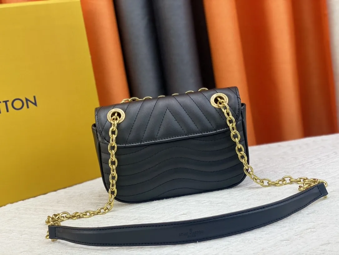 P240 Upgraded original quality M20686 M20685 M20383 20687 New Wave small chain bag combines Wave chain bag and Multi Pochette Accessoires handbag. Padded quilted cowhide leather creates a wavy configuration Sliding chain shoulder strap for long or short shoulder and cross-body wear Features 21 x 12 x 9 cm (Length x Height x Width) Quilted cowhide Leather Smooth cowhide trim Microfiber lining Distressed hardware