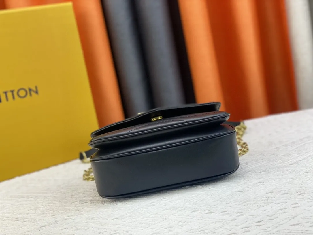 P240 Upgraded original quality M20686 M20685 M20383 20687 New Wave small chain bag combines Wave chain bag and Multi Pochette Accessoires handbag. Padded quilted cowhide leather creates a wavy configuration Sliding chain shoulder strap for long or short shoulder and cross-body wear Features 21 x 12 x 9 cm (Length x Height x Width) Quilted cowhide Leather Smooth cowhide trim Microfiber lining Distressed hardware