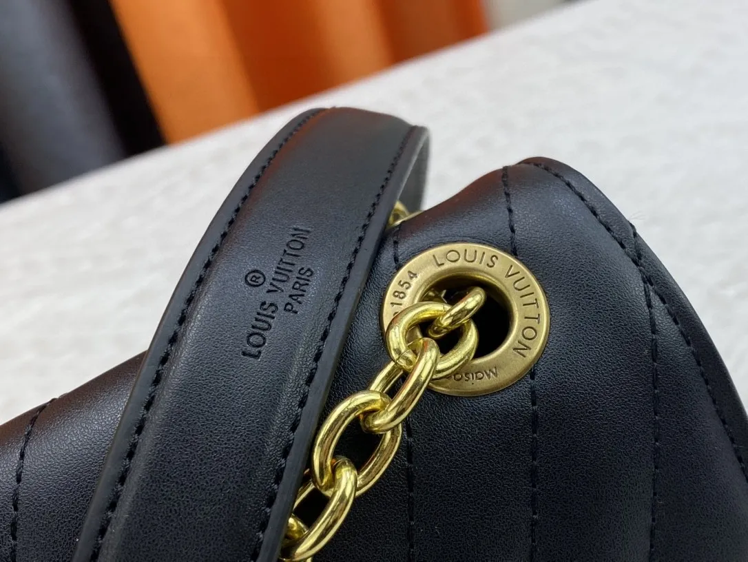 P240 Upgraded original quality M20686 M20685 M20383 20687 New Wave small chain bag combines Wave chain bag and Multi Pochette Accessoires handbag. Padded quilted cowhide leather creates a wavy configuration Sliding chain shoulder strap for long or short shoulder and cross-body wear Features 21 x 12 x 9 cm (Length x Height x Width) Quilted cowhide Leather Smooth cowhide trim Microfiber lining Distressed hardware