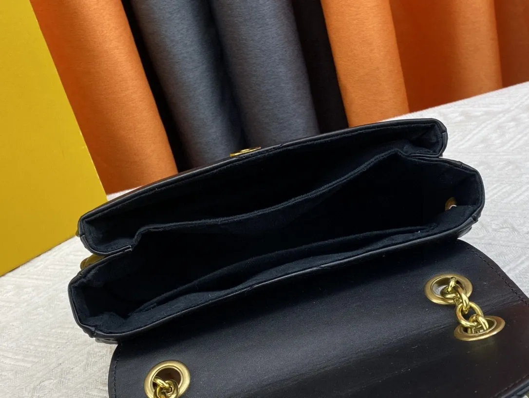 P240 Upgraded original quality M20686 M20685 M20383 20687 New Wave small chain bag combines Wave chain bag and Multi Pochette Accessoires handbag. Padded quilted cowhide leather creates a wavy configuration Sliding chain shoulder strap for long or short shoulder and cross-body wear Features 21 x 12 x 9 cm (Length x Height x Width) Quilted cowhide Leather Smooth cowhide trim Microfiber lining Distressed hardware