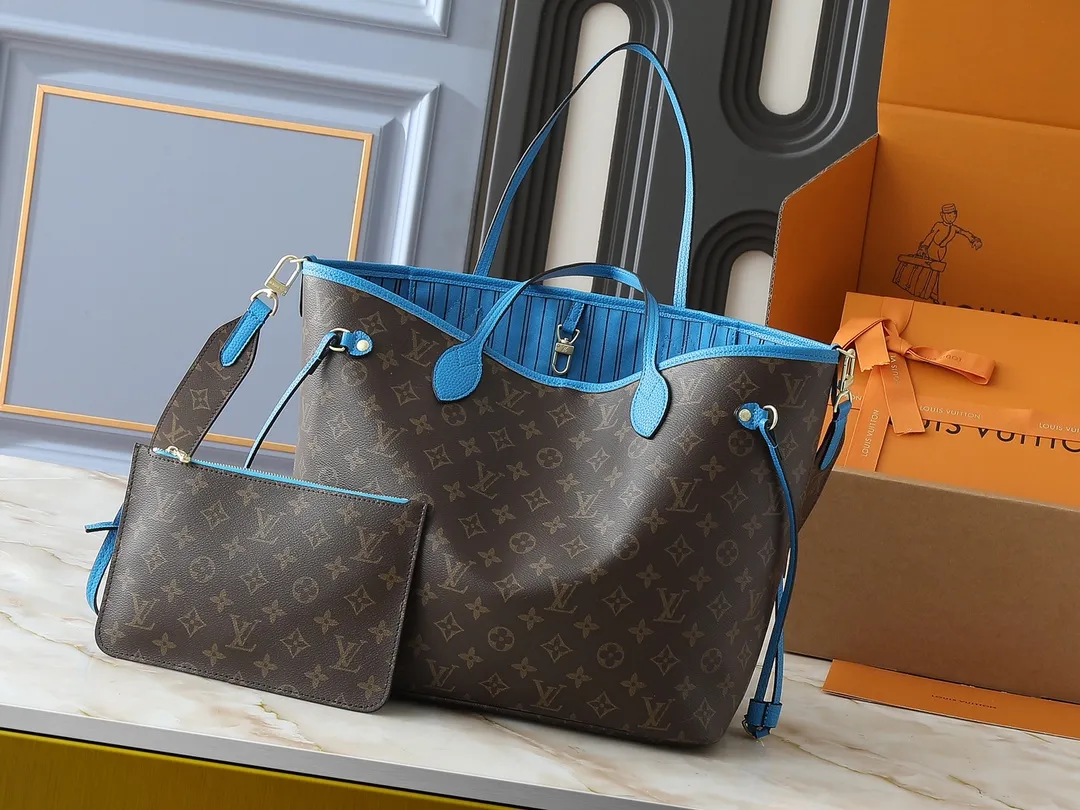 💰260💰Upgraded from the original M12708 M12707 M13753 M12779 M40995 This Neverfull Bandoulière Inside Out medium handbag is made of Monogram canvas, with bright fabric and leather trimming to highlight the eye-catching meaning, achieving a delicate balance between classic and modern. The versatile construction features a novel shoulder strap that transforms into a Hobo bag via the side hooks. Dimensions: 31.0 x 28.0 x 14.0 cm (length x height x width)