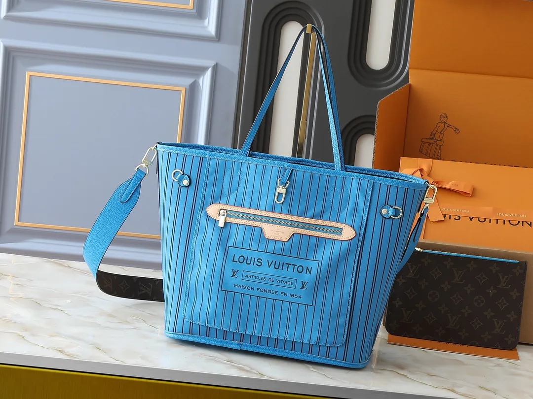 💰260💰Upgraded from the original M12708 M12707 M13753 M12779 M40995 This Neverfull Bandoulière Inside Out medium handbag is made of Monogram canvas, with bright fabric and leather trimming to highlight the eye-catching meaning, achieving a delicate balance between classic and modern. The versatile construction features a novel shoulder strap that transforms into a Hobo bag via the side hooks. Dimensions: 31.0 x 28.0 x 14.0 cm (length x height x width)