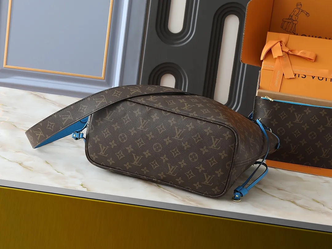 💰260💰Upgraded from the original M12708 M12707 M13753 M12779 M40995 This Neverfull Bandoulière Inside Out medium handbag is made of Monogram canvas, with bright fabric and leather trimming to highlight the eye-catching meaning, achieving a delicate balance between classic and modern. The versatile construction features a novel shoulder strap that transforms into a Hobo bag via the side hooks. Dimensions: 31.0 x 28.0 x 14.0 cm (length x height x width)