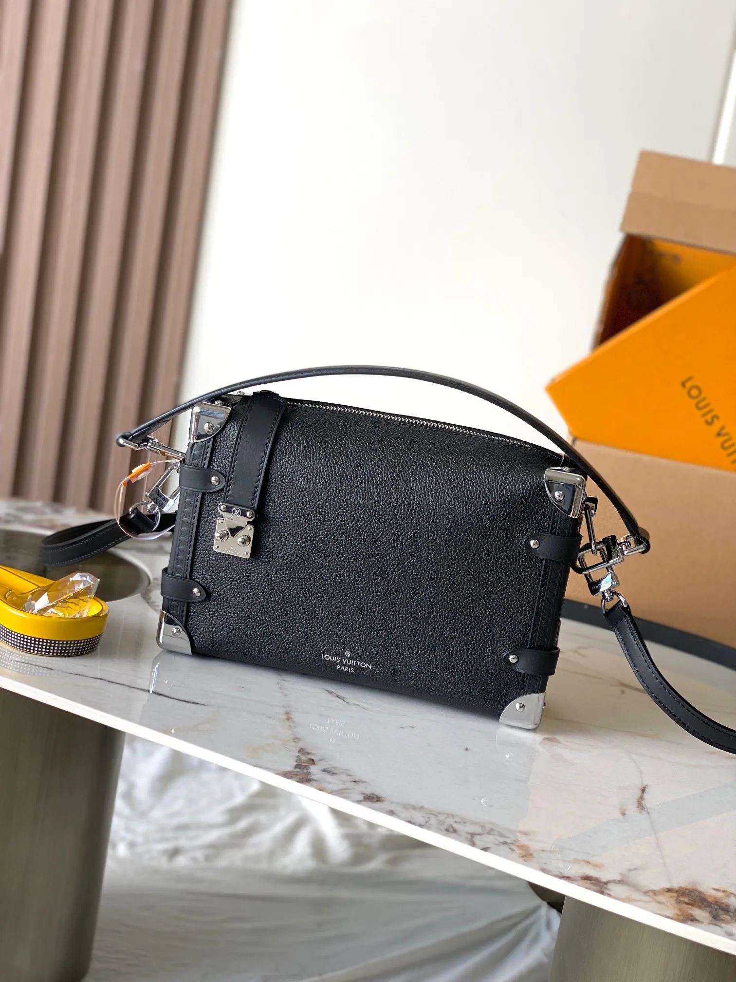 p2300 [Special grade MB163c chip version original leather] This Side Trunk medium handbag Model: M25160 Material: Grade A all-steel hardware, imported original cowhide Packaging: Full set of original duty-free MB packaging Dimensions: 21 x 14 x 6 cm