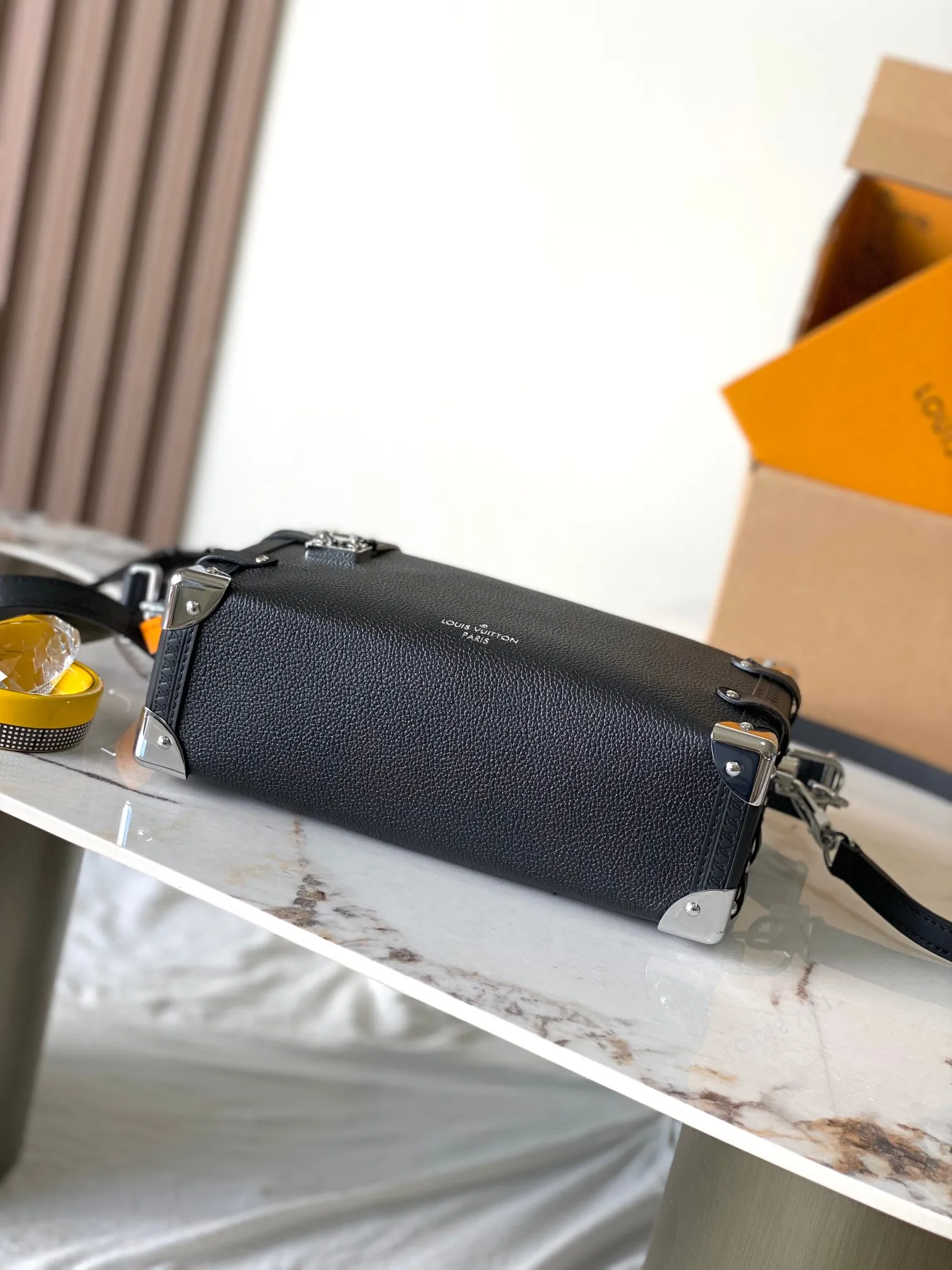 p2300 [Special grade MB163c chip version original leather] This Side Trunk medium handbag Model: M25160 Material: Grade A all-steel hardware, imported original cowhide Packaging: Full set of original duty-free MB packaging Dimensions: 21 x 14 x 6 cm
