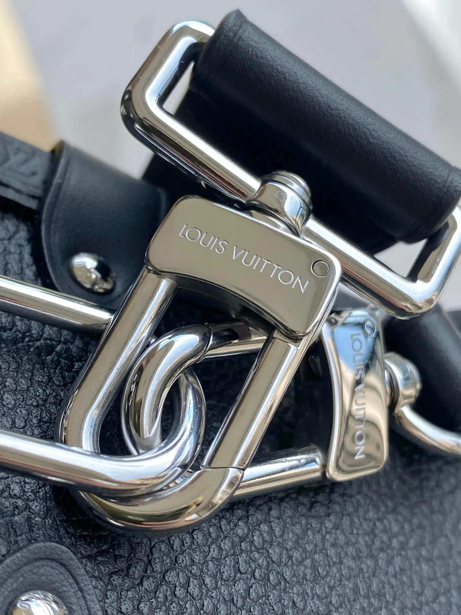 p2300 [Special grade MB163c chip version original leather] This Side Trunk medium handbag Model: M25160 Material: Grade A all-steel hardware, imported original cowhide Packaging: Full set of original duty-free MB packaging Dimensions: 21 x 14 x 6 cm